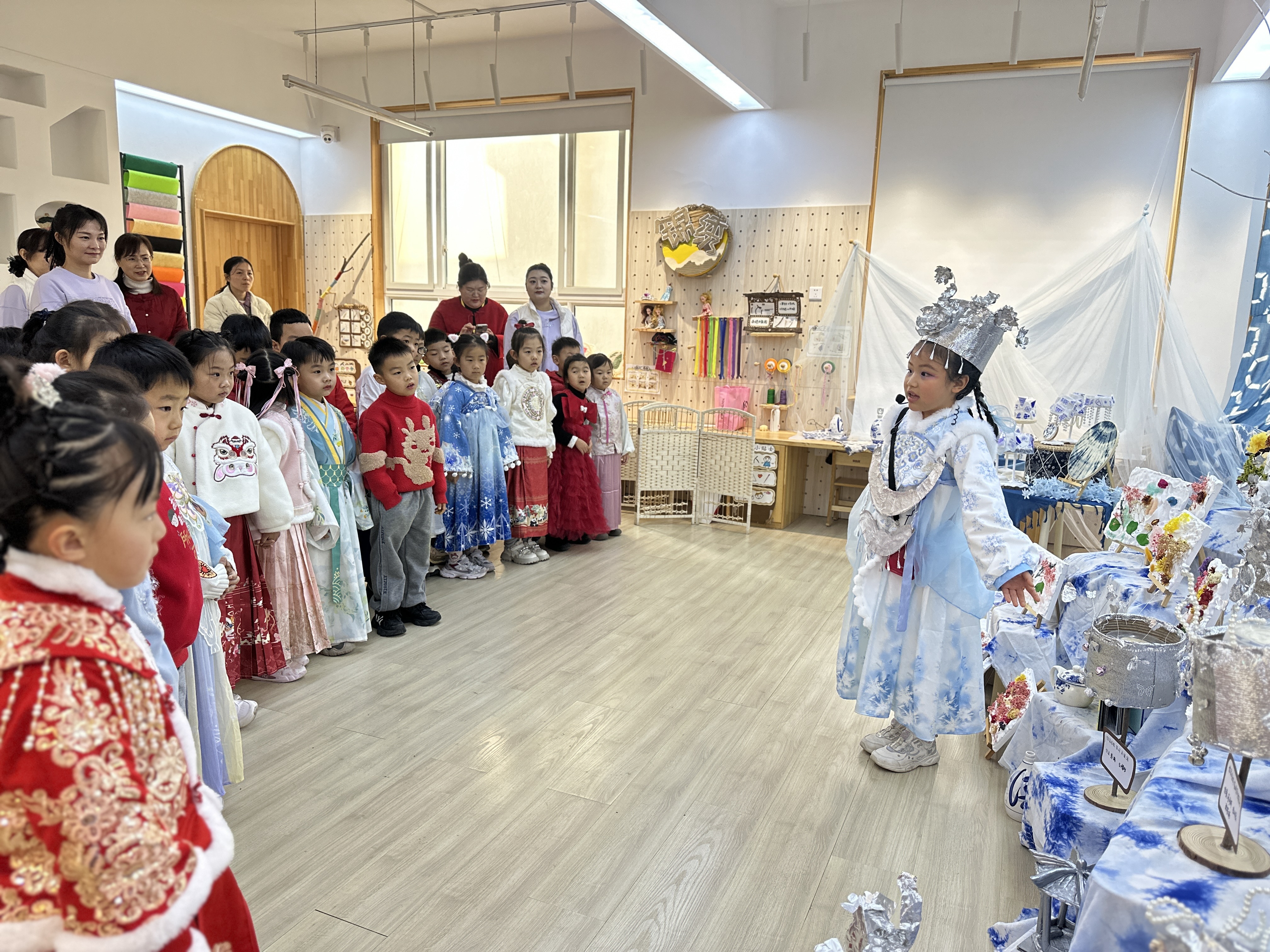 竹马行新岁，寻色稚子游！12月31日，市群英幼儿园“寻色中国・溢彩迎新”元旦活动精彩开启，孩子们身穿传统文化服饰，带着好奇与欣喜，在色彩里拥抱新的一年。全媒体记者宋献霞 通讯员吴婷婷摄影报道