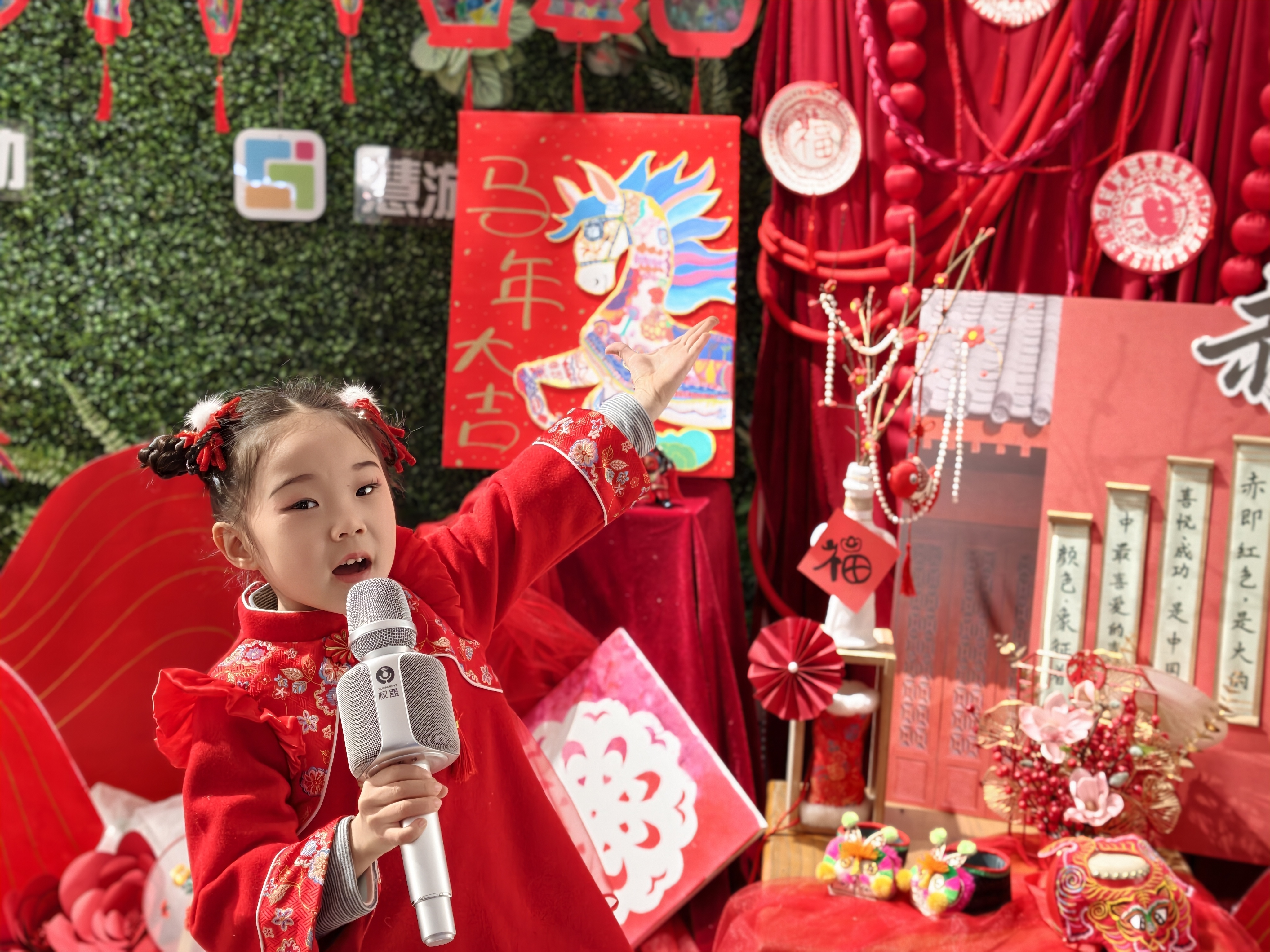 竹马行新岁，寻色稚子游！12月31日，市群英幼儿园“寻色中国・溢彩迎新”元旦活动精彩开启，孩子们身穿传统文化服饰，带着好奇与欣喜，在色彩里拥抱新的一年。全媒体记者宋献霞 通讯员吴婷婷摄影报道