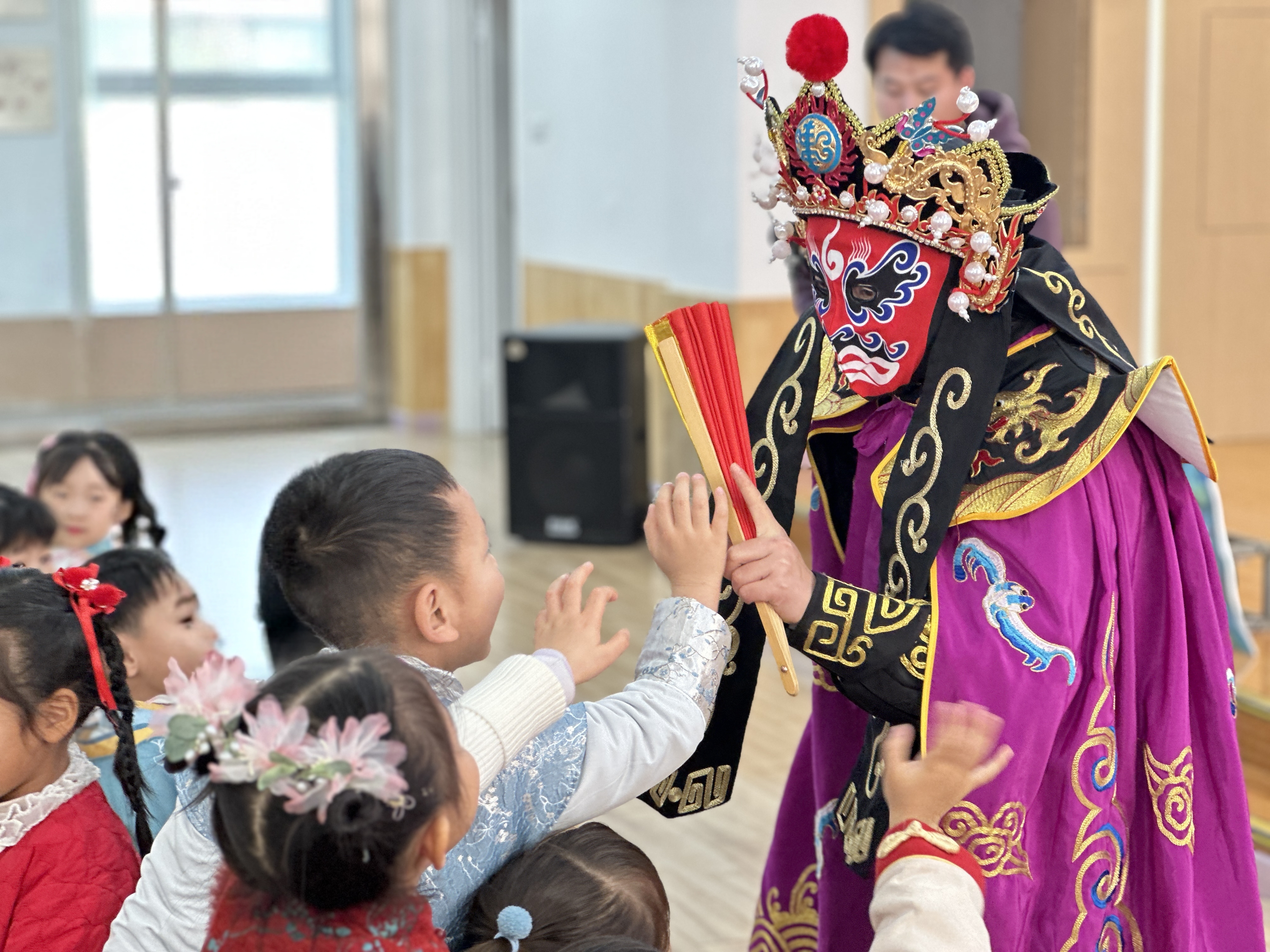 竹马行新岁，寻色稚子游！12月31日，市群英幼儿园“寻色中国・溢彩迎新”元旦活动精彩开启，孩子们身穿传统文化服饰，带着好奇与欣喜，在色彩里拥抱新的一年。全媒体记者宋献霞 通讯员吴婷婷摄影报道