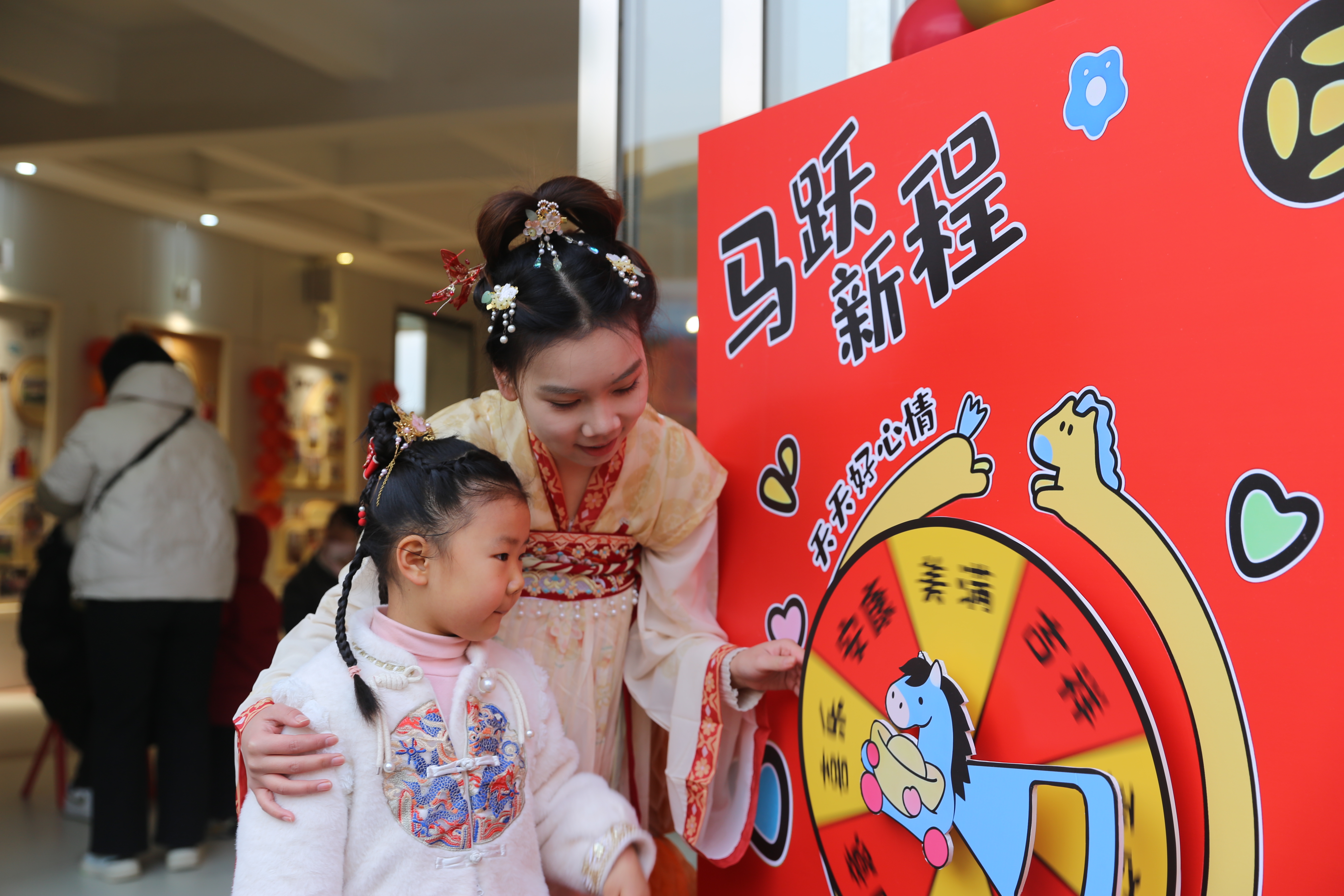 竹马行新岁，寻色稚子游！12月31日，市群英幼儿园“寻色中国・溢彩迎新”元旦活动精彩开启，孩子们身穿传统文化服饰，带着好奇与欣喜，在色彩里拥抱新的一年。全媒体记者宋献霞 通讯员吴婷婷摄影报道