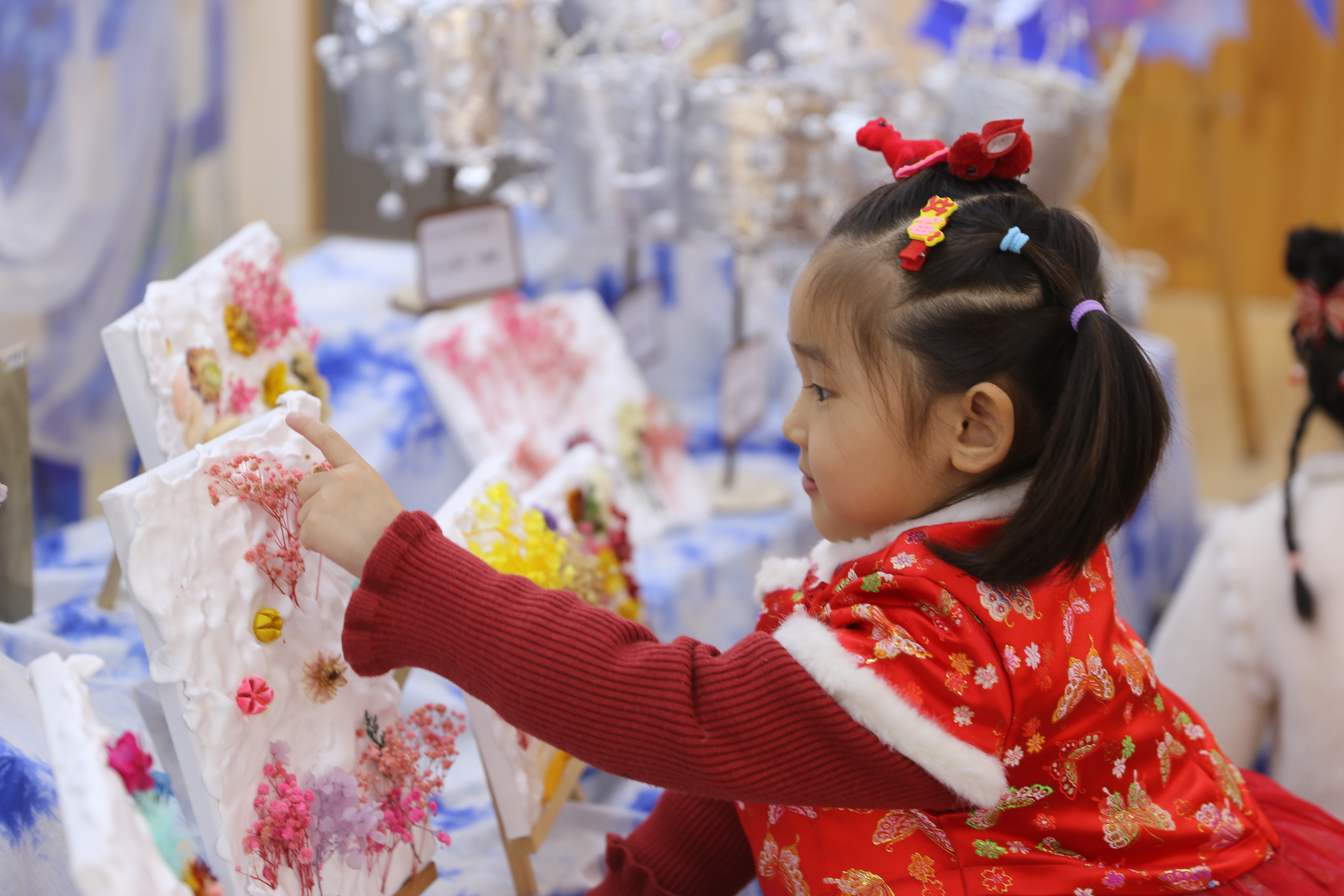 竹马行新岁，寻色稚子游！12月31日，市群英幼儿园“寻色中国・溢彩迎新”元旦活动精彩开启，孩子们身穿传统文化服饰，带着好奇与欣喜，在色彩里拥抱新的一年。全媒体记者宋献霞 通讯员吴婷婷摄影报道