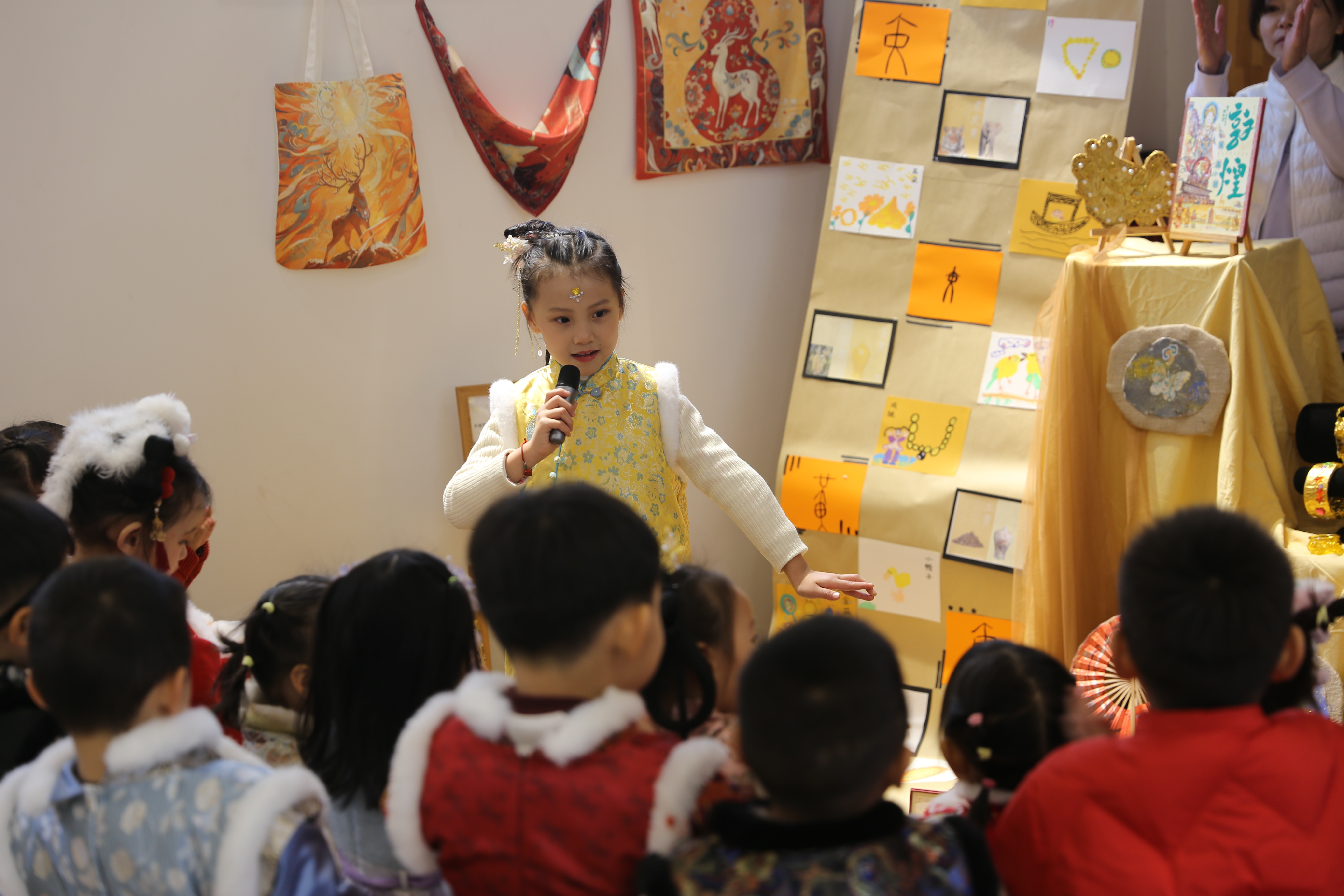 竹马行新岁，寻色稚子游！12月31日，市群英幼儿园“寻色中国・溢彩迎新”元旦活动精彩开启，孩子们身穿传统文化服饰，带着好奇与欣喜，在色彩里拥抱新的一年。全媒体记者宋献霞 通讯员吴婷婷摄影报道