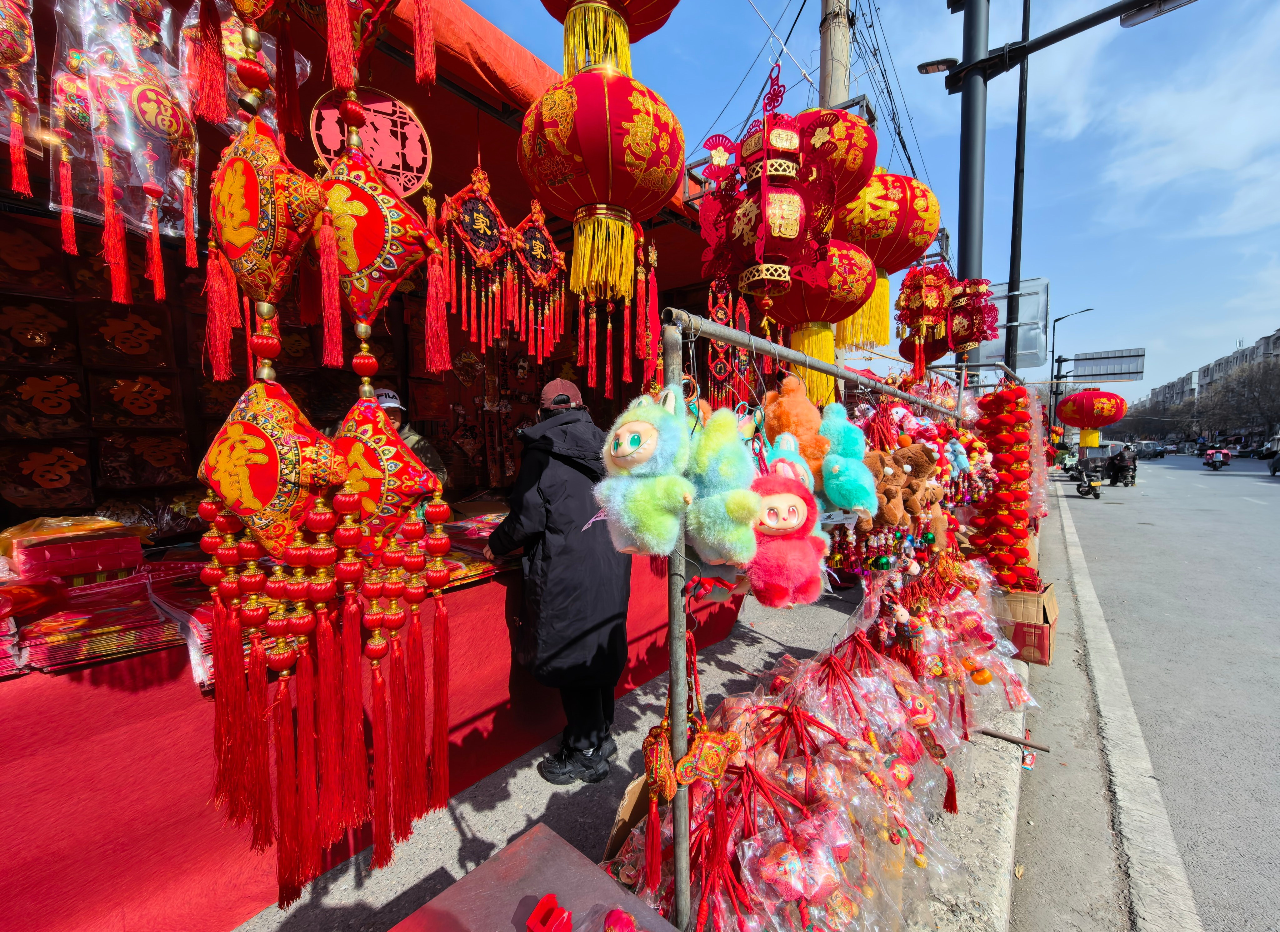 2月11日，市民在选购新春饰品。随着春节临近，我市处处洋溢着喜庆祥和的节日氛围，年味渐浓。         全媒体记者 袁洋 摄