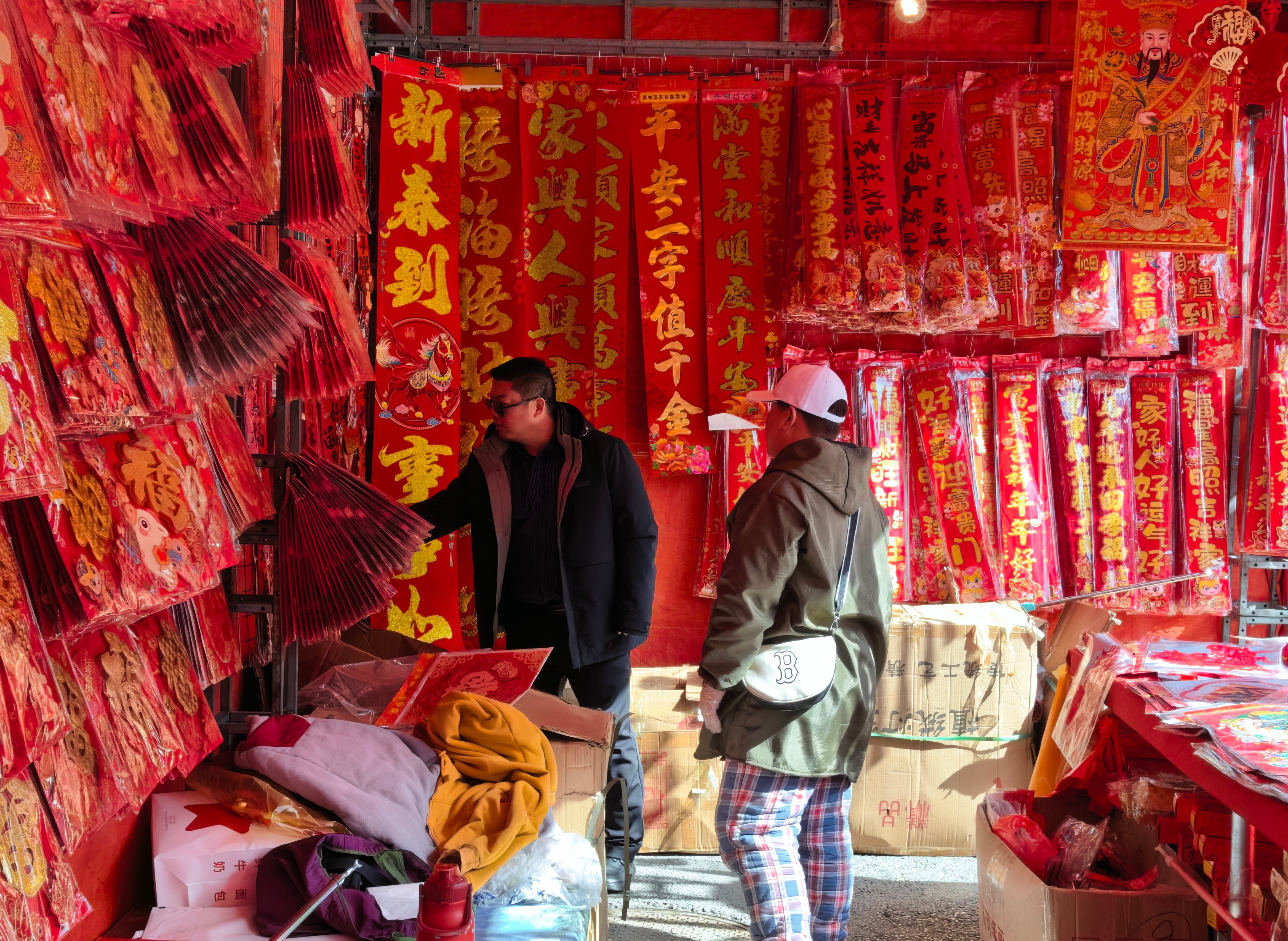 2月11日，市民在选购新春饰品。随着春节临近，我市处处洋溢着喜庆祥和的节日氛围，年味渐浓。         全媒体记者 袁洋 摄