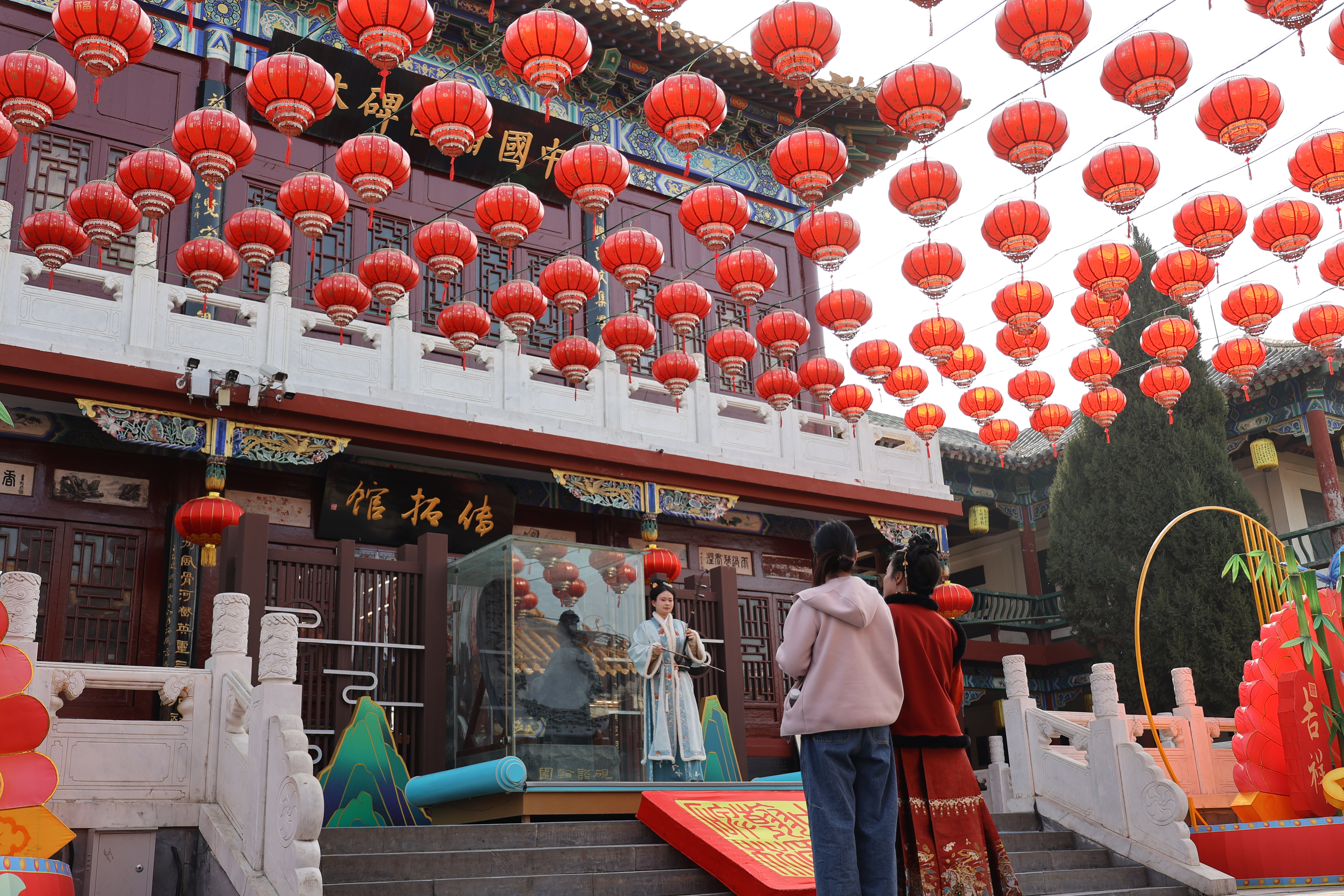 春节临近，古城处处洋溢着喜庆氛围，游客逛古城、拍美照，沉浸式体验新春气息。全媒体记者 石斐2月12日摄