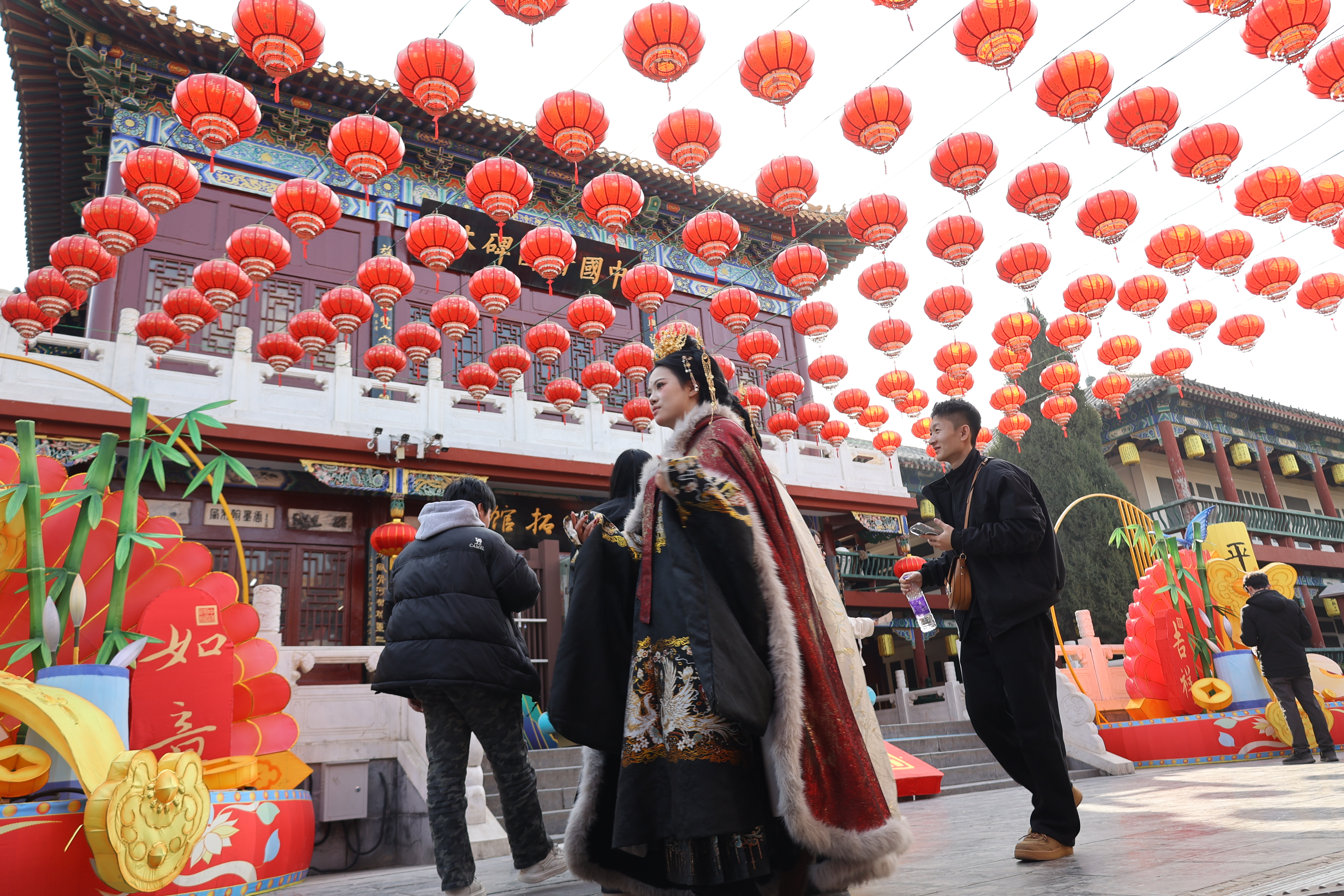 春节临近，古城处处洋溢着喜庆氛围，游客逛古城、拍美照，沉浸式体验新春气息。全媒体记者 石斐2月12日摄
