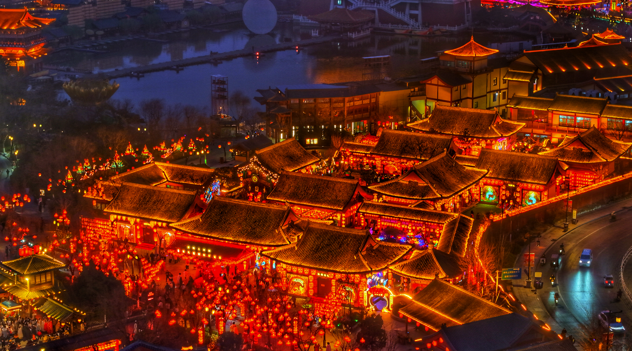 2月13日，古城开封各景区灯火璀璨，鼓乐齐鸣，吸引众多游客和市民前来打卡宋韵年味。全媒体记者 袁洋 摄