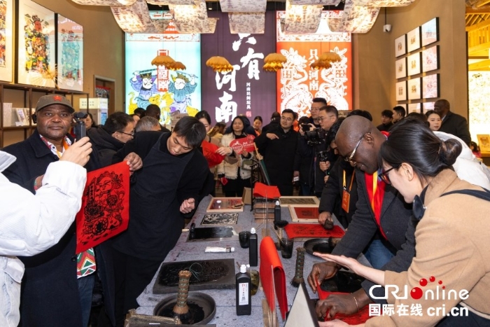 “豫”见中国年|多国驻华使节在郑州共赏中华文明光影史诗 品味中原浓浓年味
