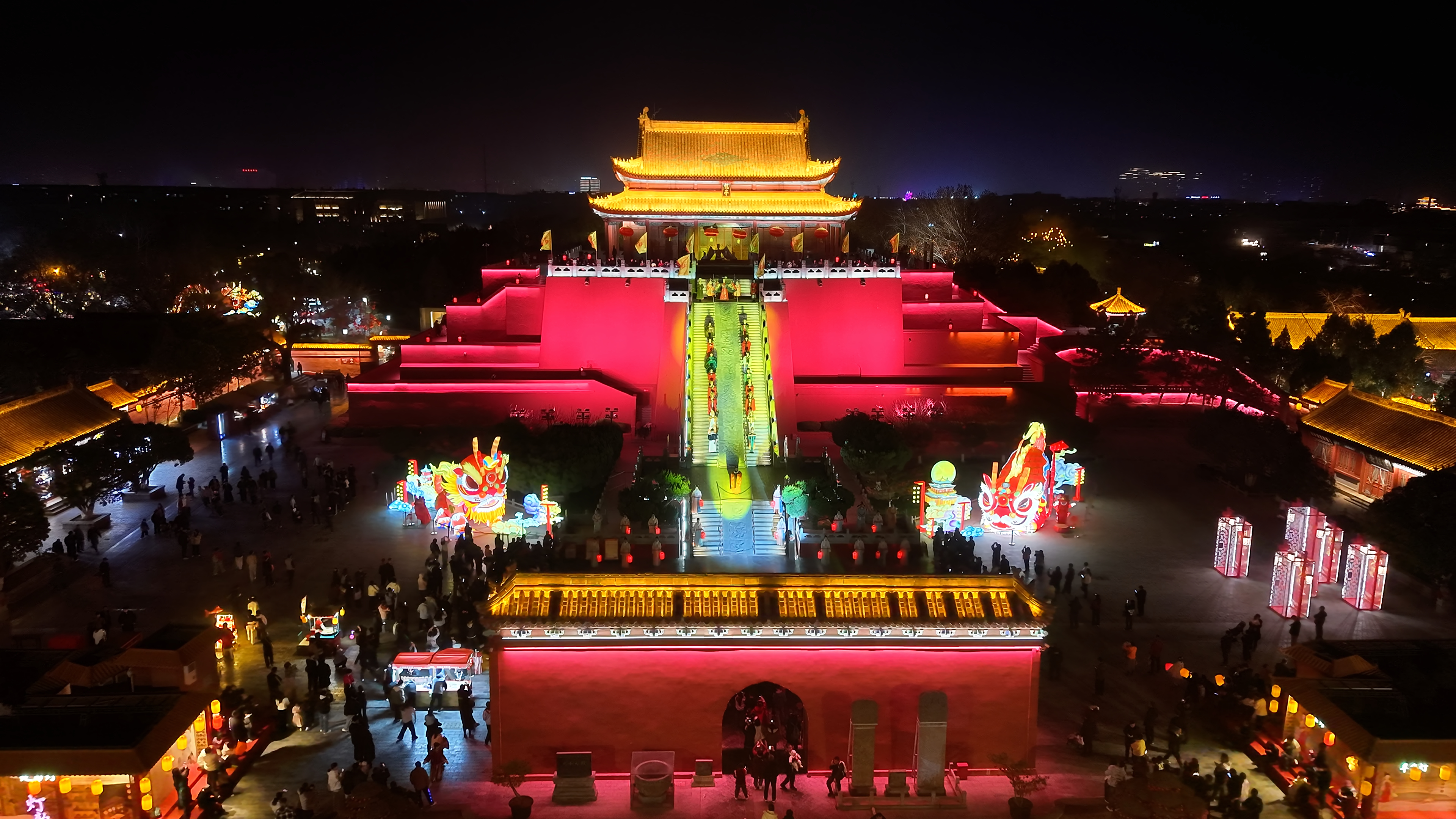 春节假期，游客在我市景区赏花灯、品宋韵，欢度新春佳节。全媒体记者 袁洋 摄