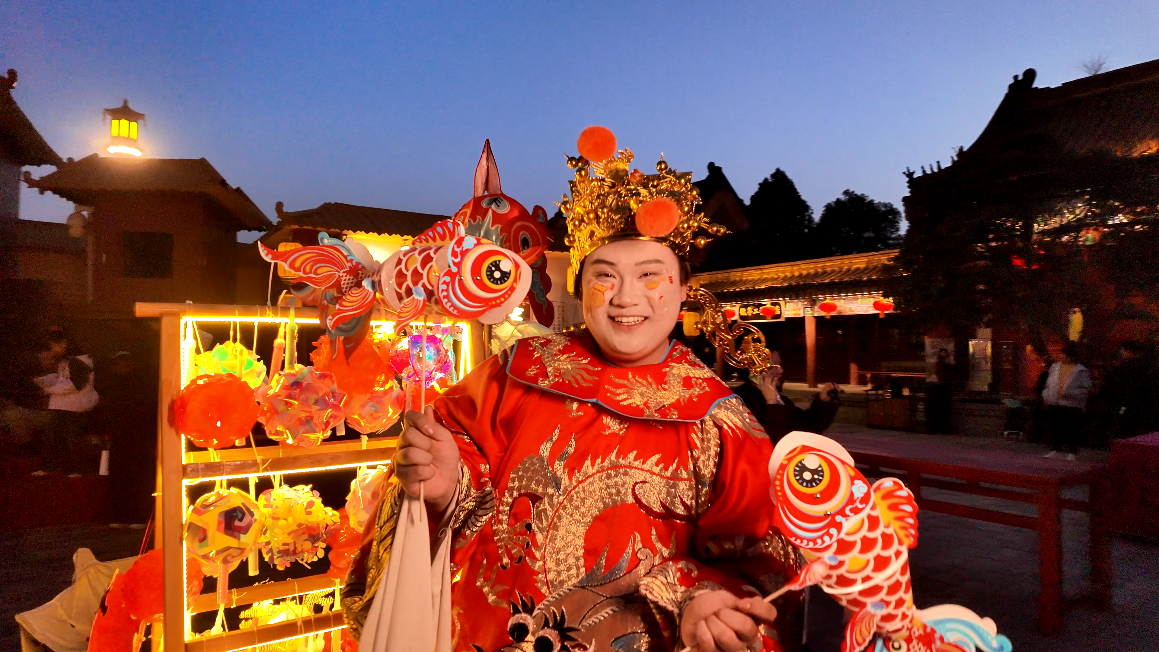 春节假期，游客在我市景区赏花灯、品宋韵，欢度新春佳节。全媒体记者 袁洋 摄