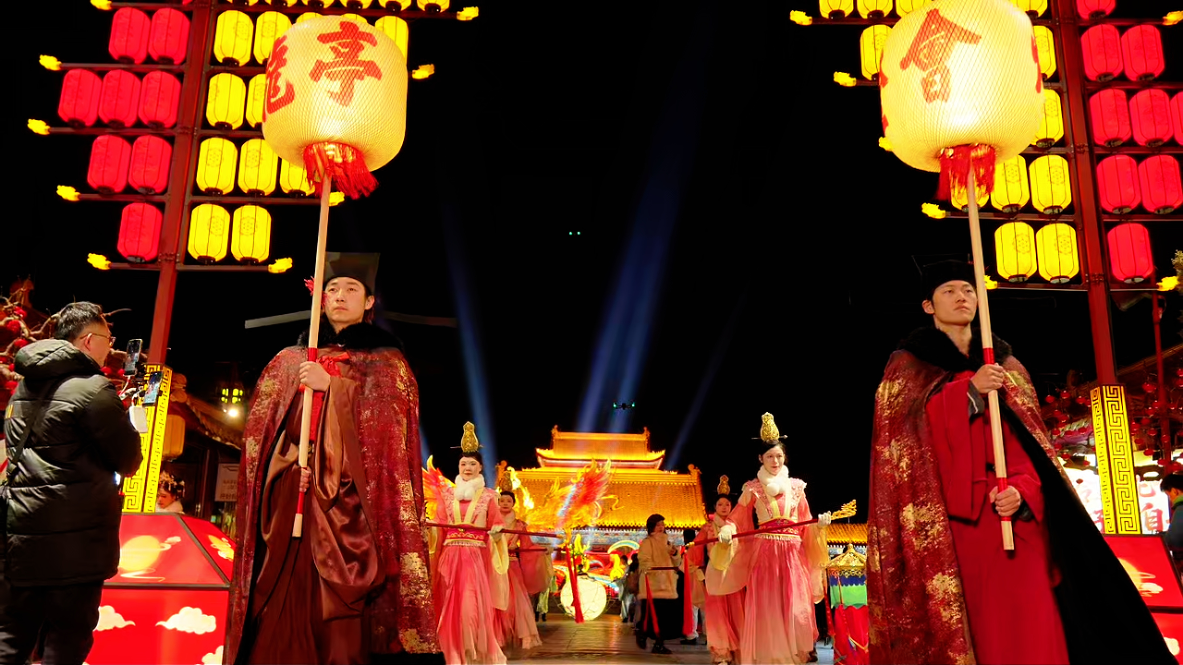 春节假期，游客在我市景区赏花灯、品宋韵，欢度新春佳节。全媒体记者 袁洋 摄