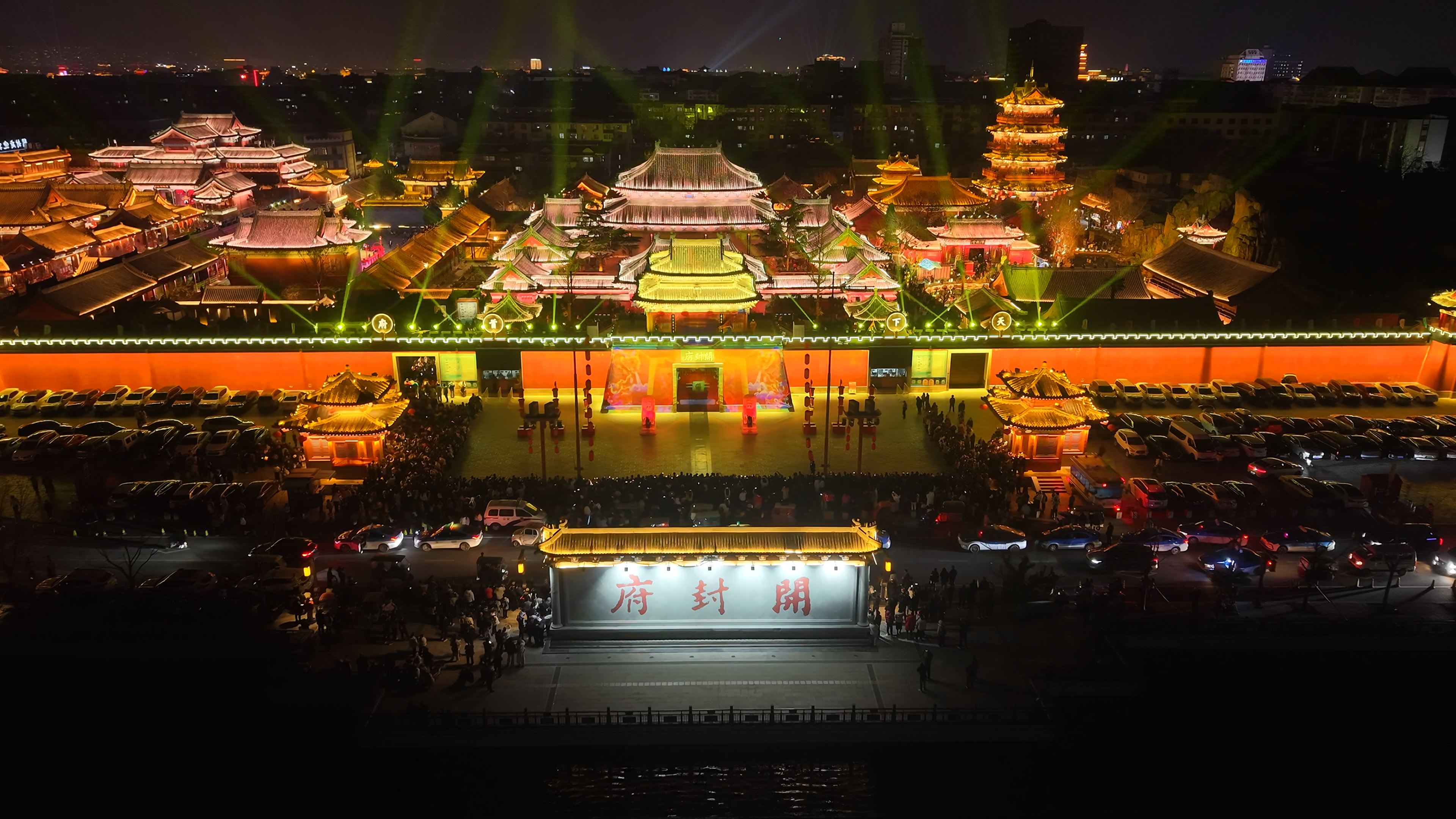 春节假期，游客在我市景区赏花灯、品宋韵，欢度新春佳节。全媒体记者 袁洋 摄