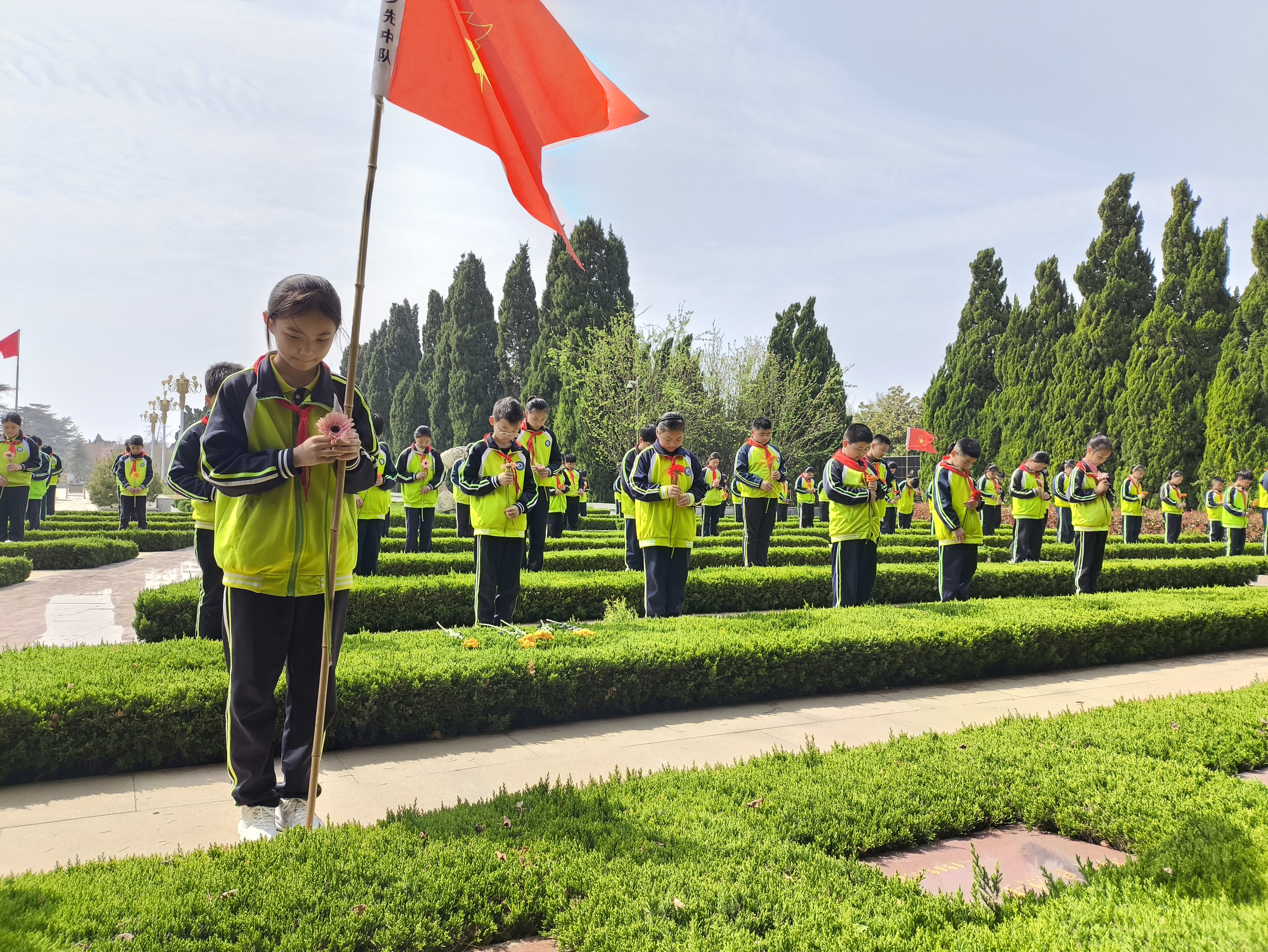 为缅怀革命先烈丰功伟绩，传承红色基因，厚植爱国主义情怀，3月26日，北道门小学党员教师、团员教师、少先队员前往开封市烈士陵园，开展“祭奠革命英雄先烈”红领巾主题活动。全媒体记者 王刚 摄