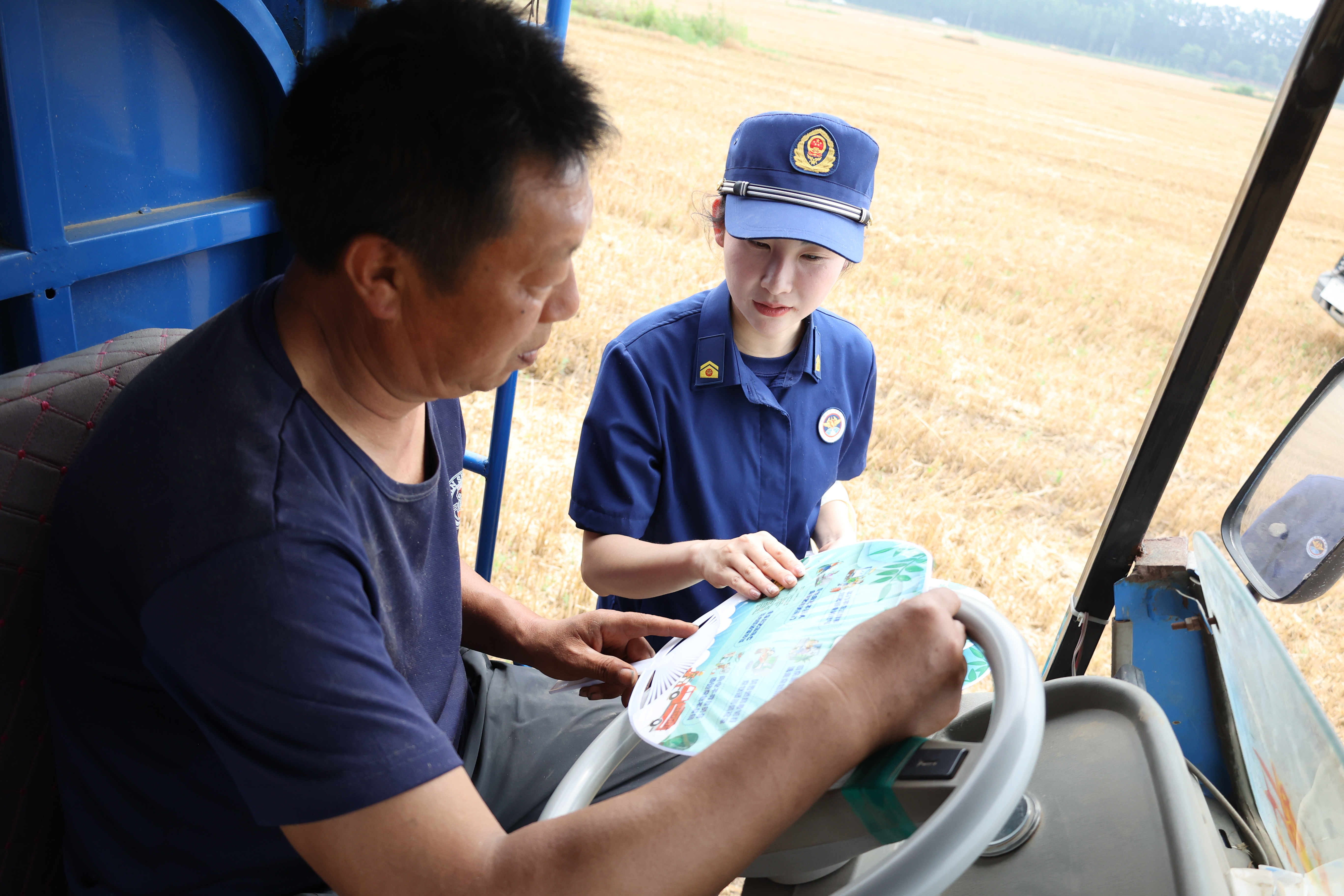 6月3日，城乡一体化示范区消防救援大队的工作人员在水稻乡堤角社区的麦田里为农民宣讲防火知识，提升农民消防安全意识，做好麦收期间防火安全工作，确保小麦安全归仓。全媒体记者 石斐 摄