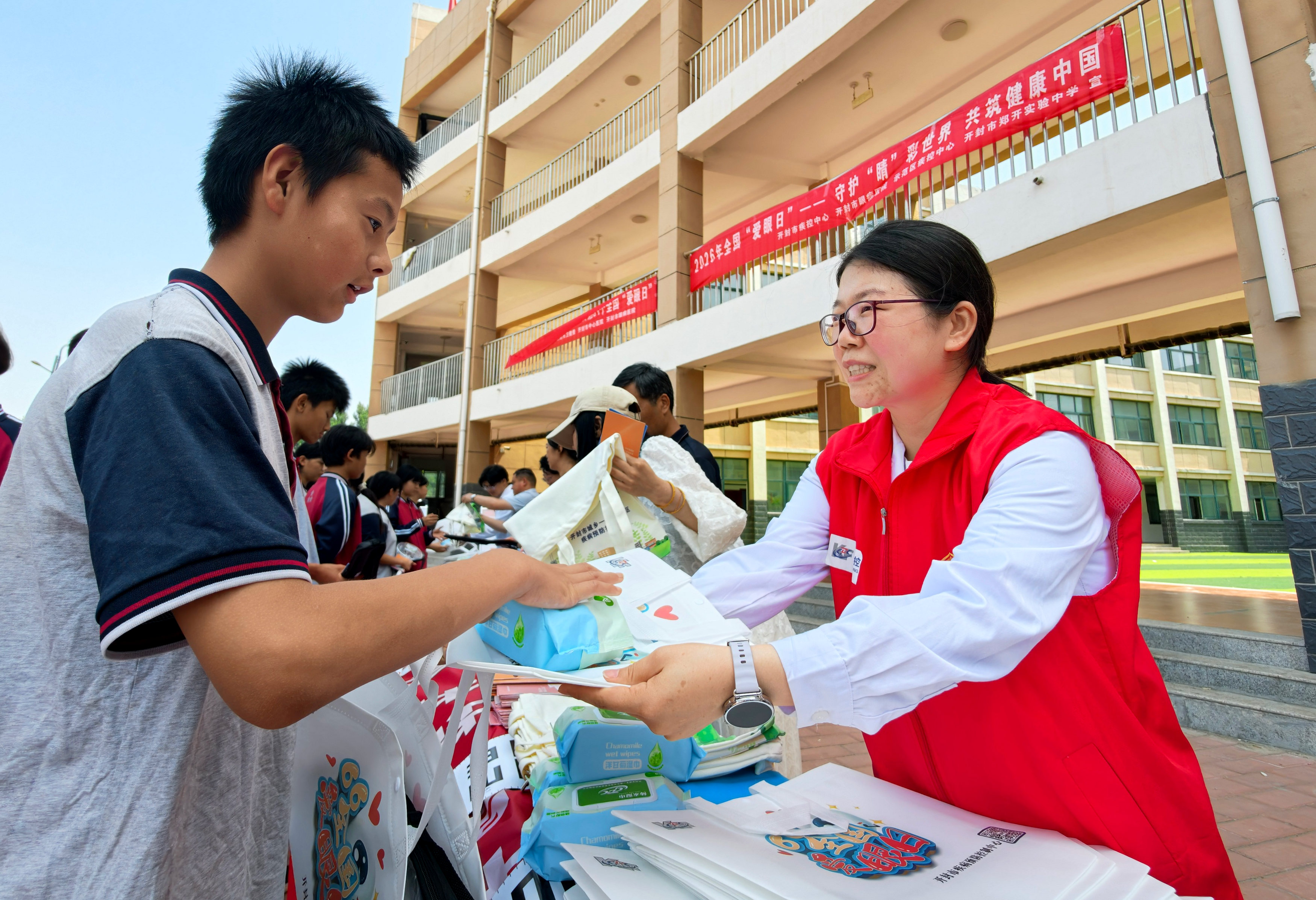 6月6日是全国“爱眼日”。6月5日，市疾控中心、市眼病医院联合城乡一体化示范区疾控中心走进开封市郑开实验中学，开展2026年全国“爱眼日”主题宣传活动，以常态化、精准化健康干预，全面筑牢未成年人视力健康屏障。全媒体记者 石斐 通讯员 步尧 摄