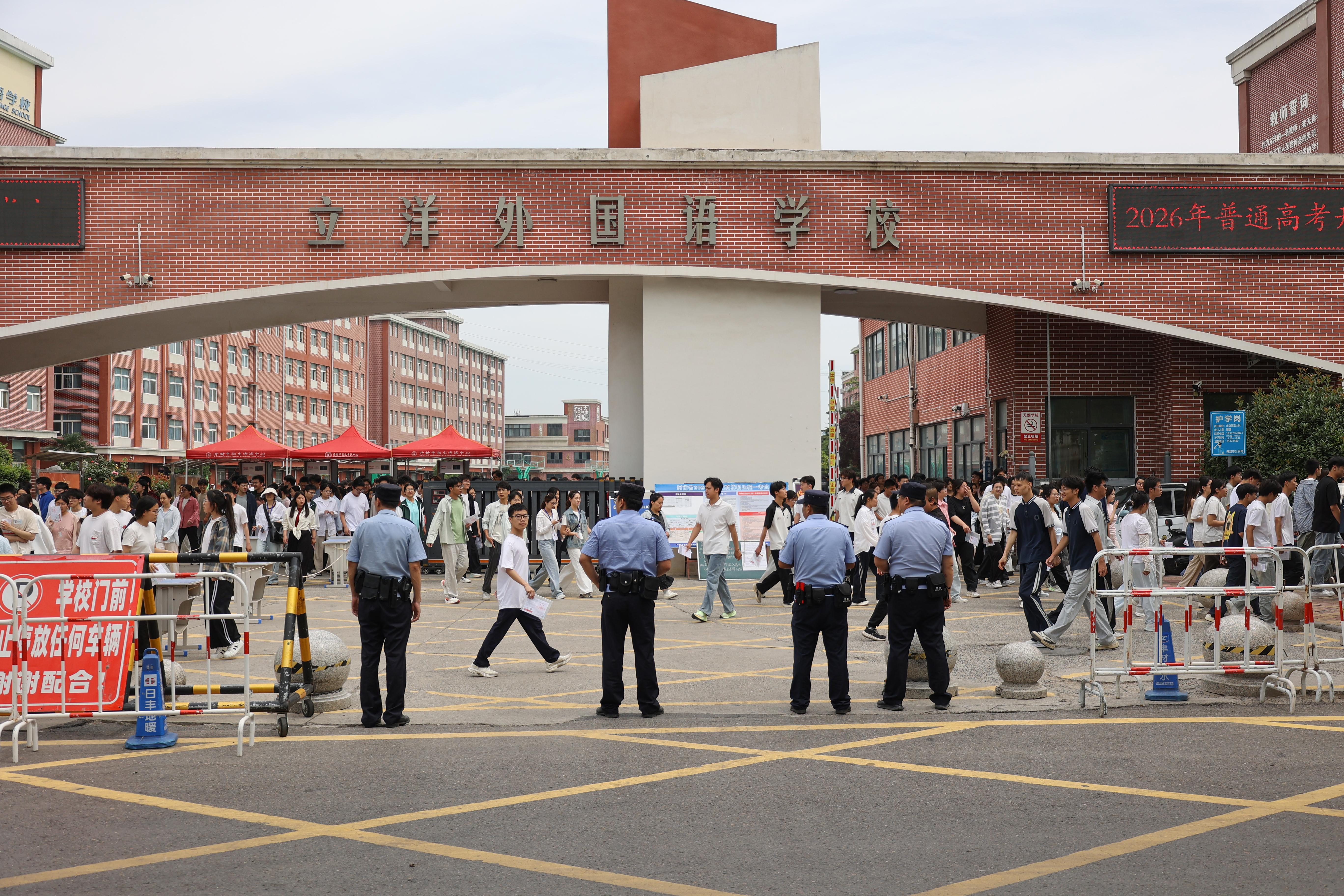 6月8日，在立洋外国语学校考点，消防部门全力护航，确保考试安全顺利进行。 全媒体记者 石斐 摄

