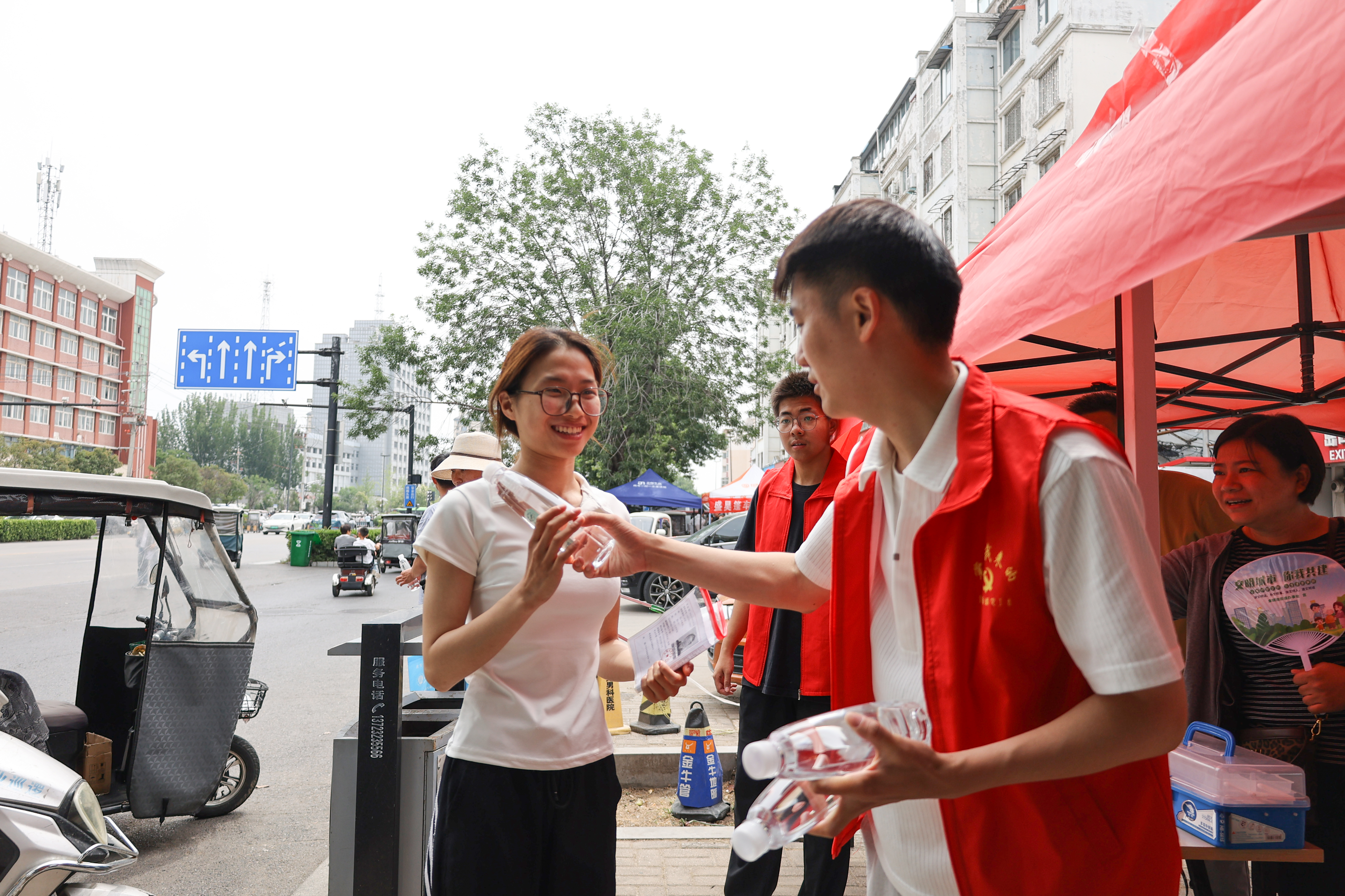 6月8日，在立洋外国语学校考点，消防部门全力护航，确保考试安全顺利进行。 全媒体记者 石斐 摄

