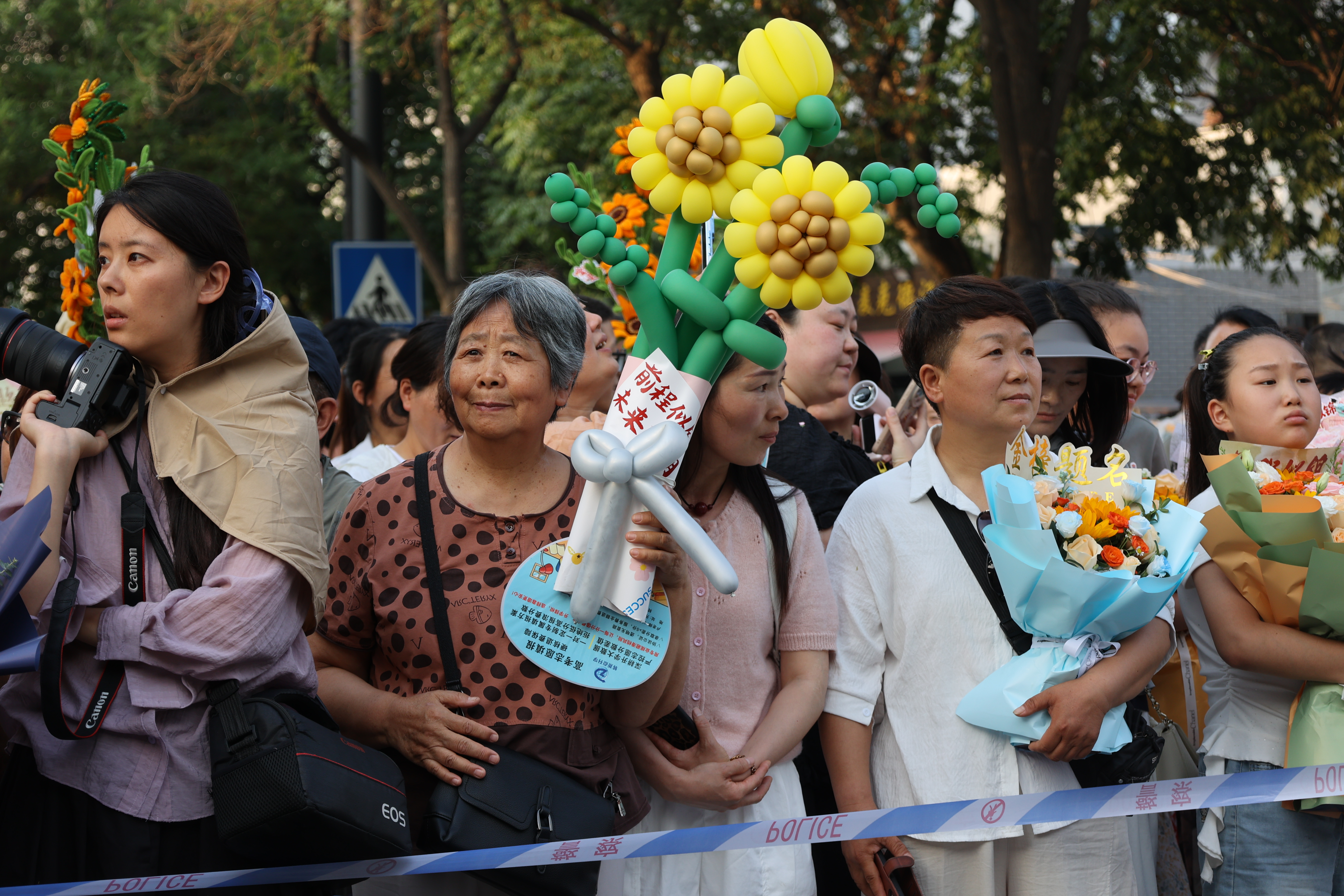 6月9日，随着最后一科考试结束，2026年高考正式收官。考生们走出考场与家人合影留念，记录这重要时刻。全媒体记者 石斐 摄