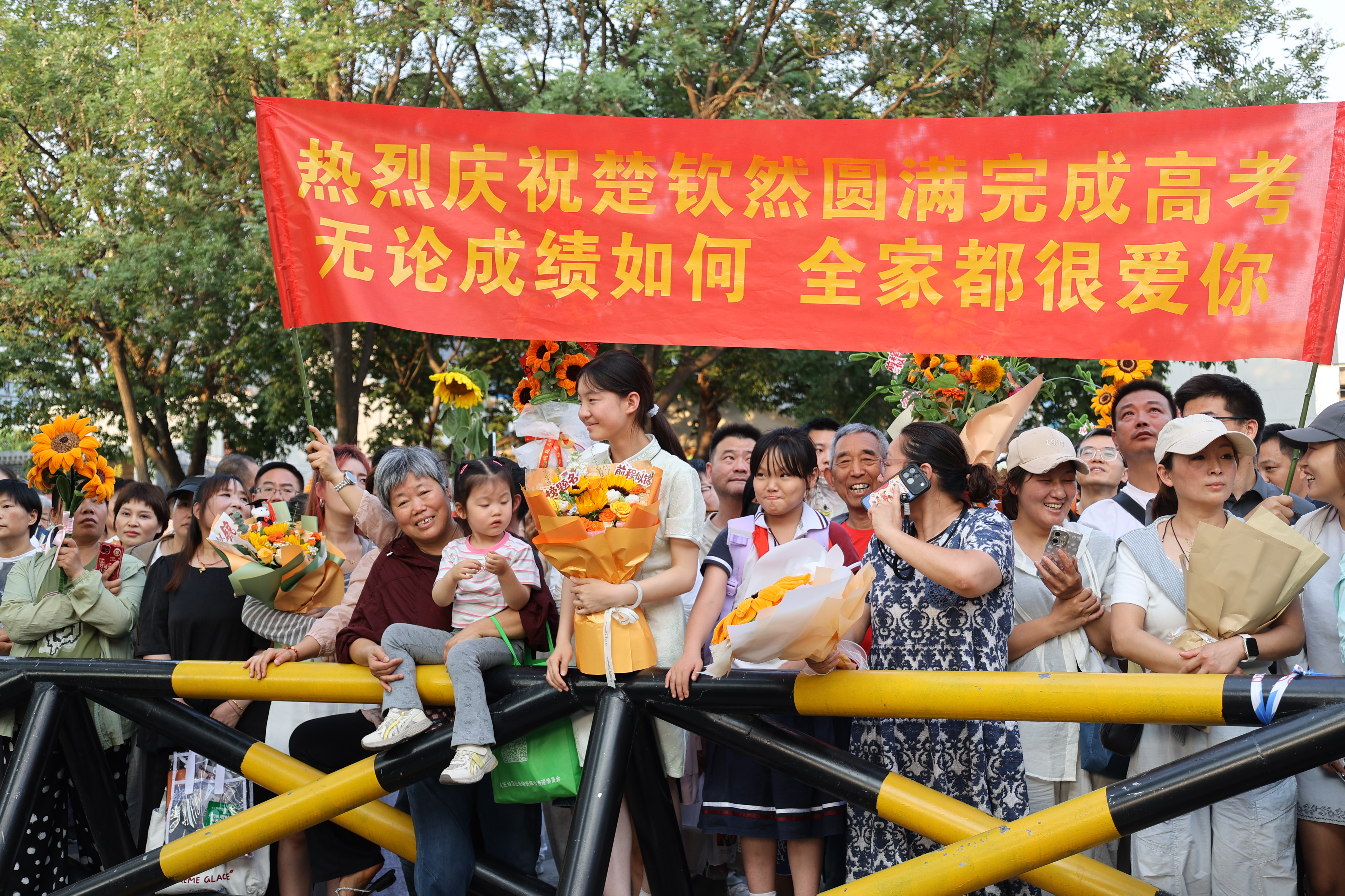 6月9日，随着最后一科考试结束，2026年高考正式收官。考生们走出考场与家人合影留念，记录这重要时刻。全媒体记者 石斐 摄