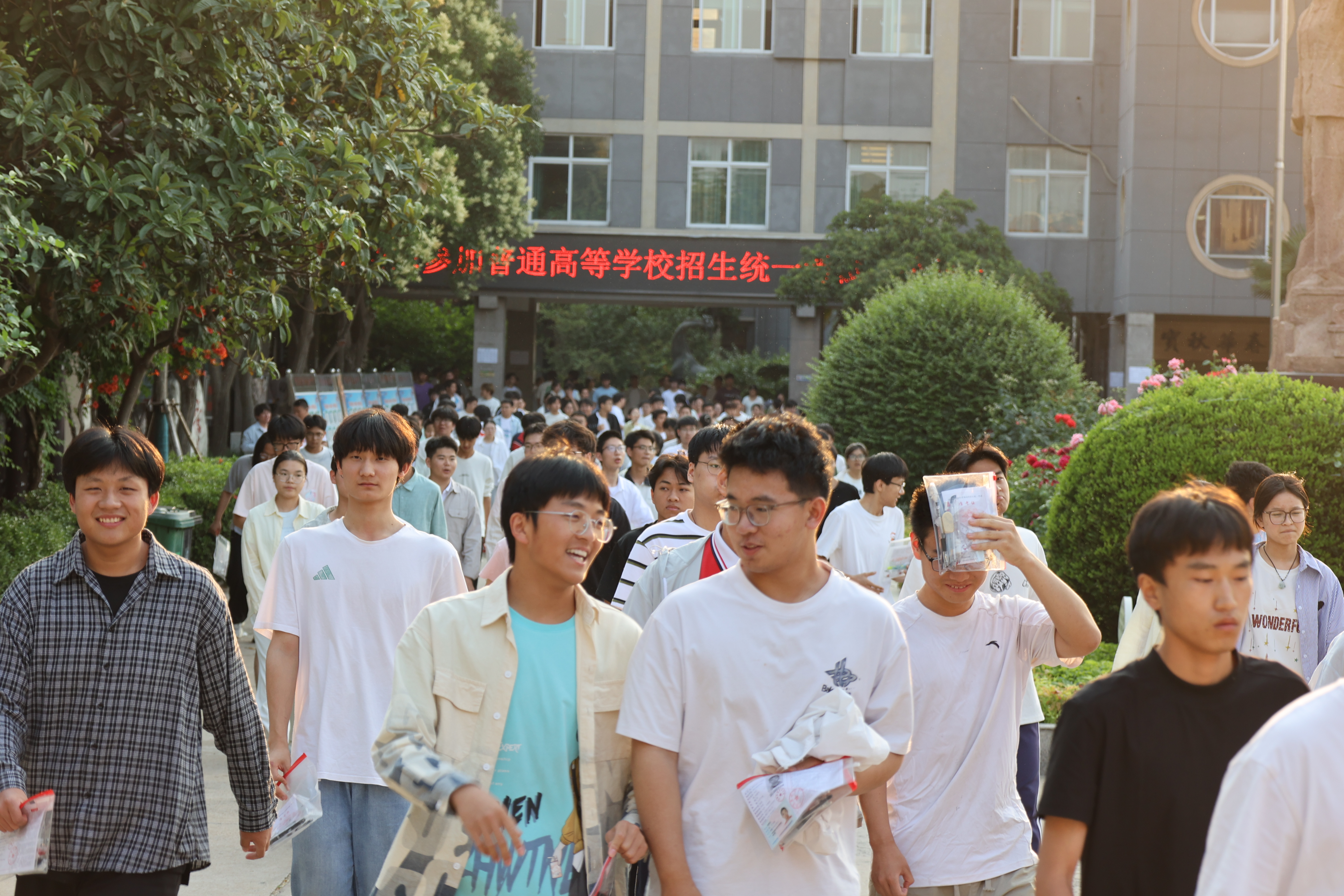 6月9日，随着最后一科考试结束，2026年高考正式收官。考生们走出考场与家人合影留念，记录这重要时刻。全媒体记者 石斐 摄