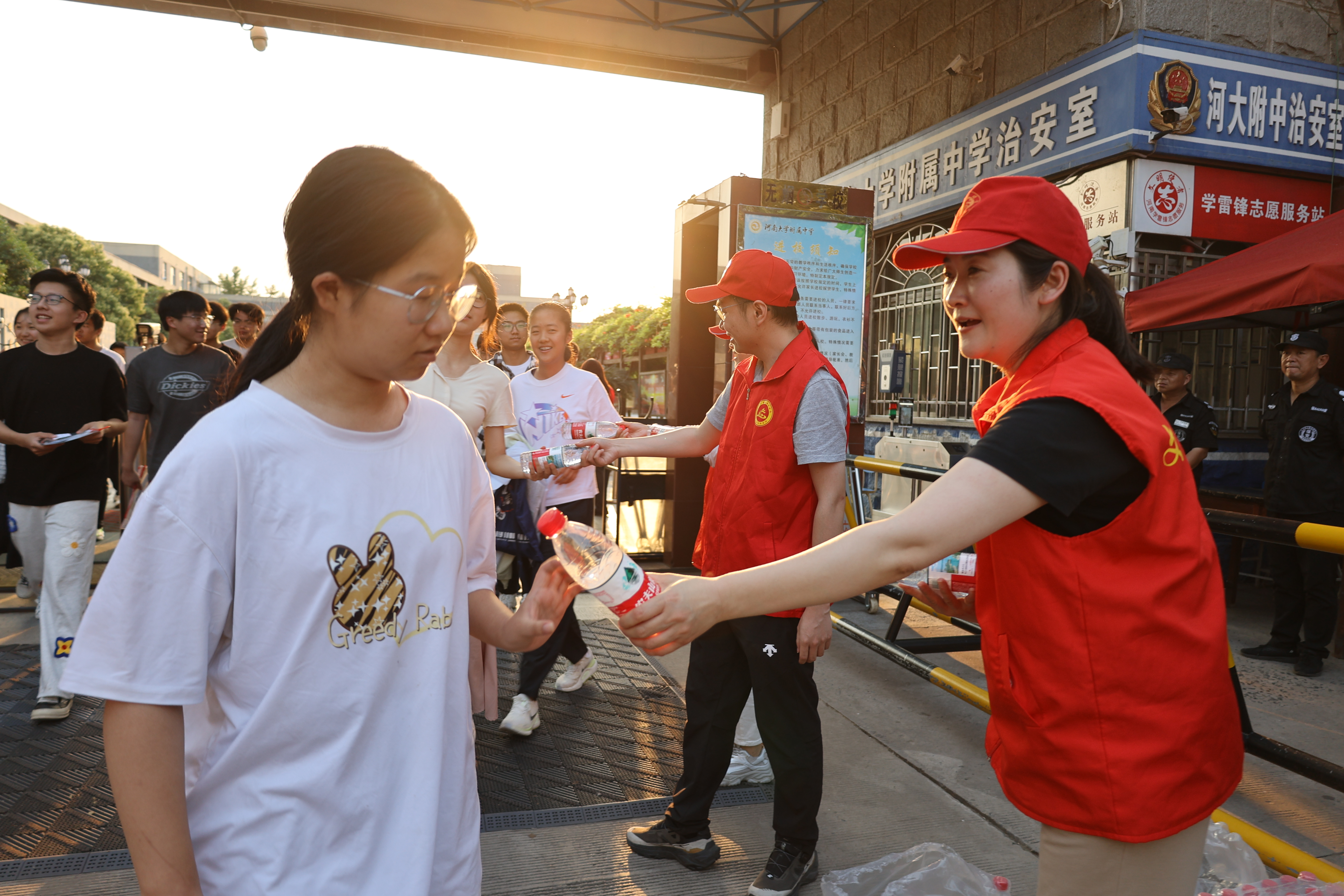 6月9日，随着最后一科考试结束，2026年高考正式收官。考生们走出考场与家人合影留念，记录这重要时刻。全媒体记者 石斐 摄