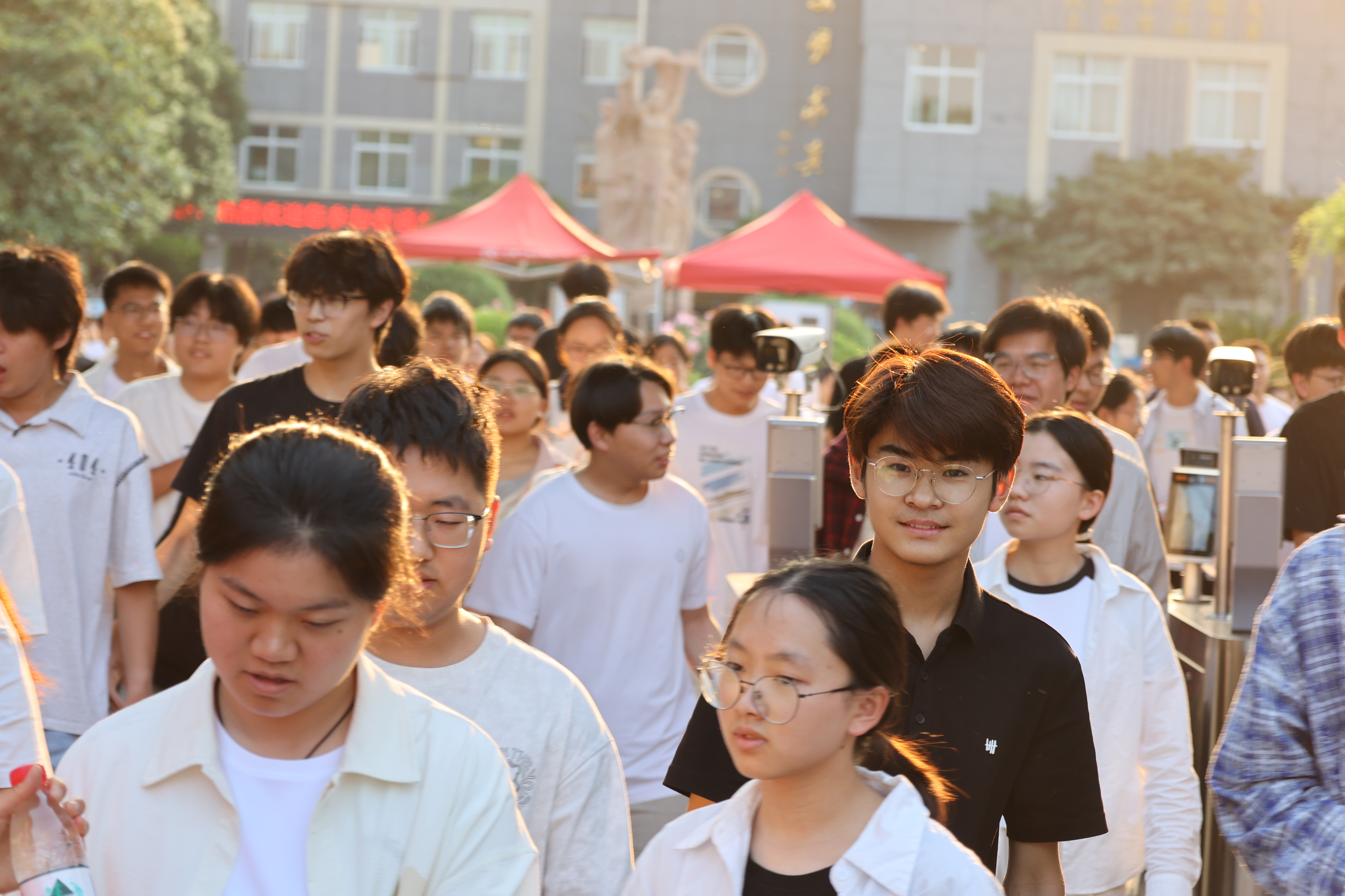 6月9日，随着最后一科考试结束，2026年高考正式收官。考生们走出考场与家人合影留念，记录这重要时刻。全媒体记者 石斐 摄