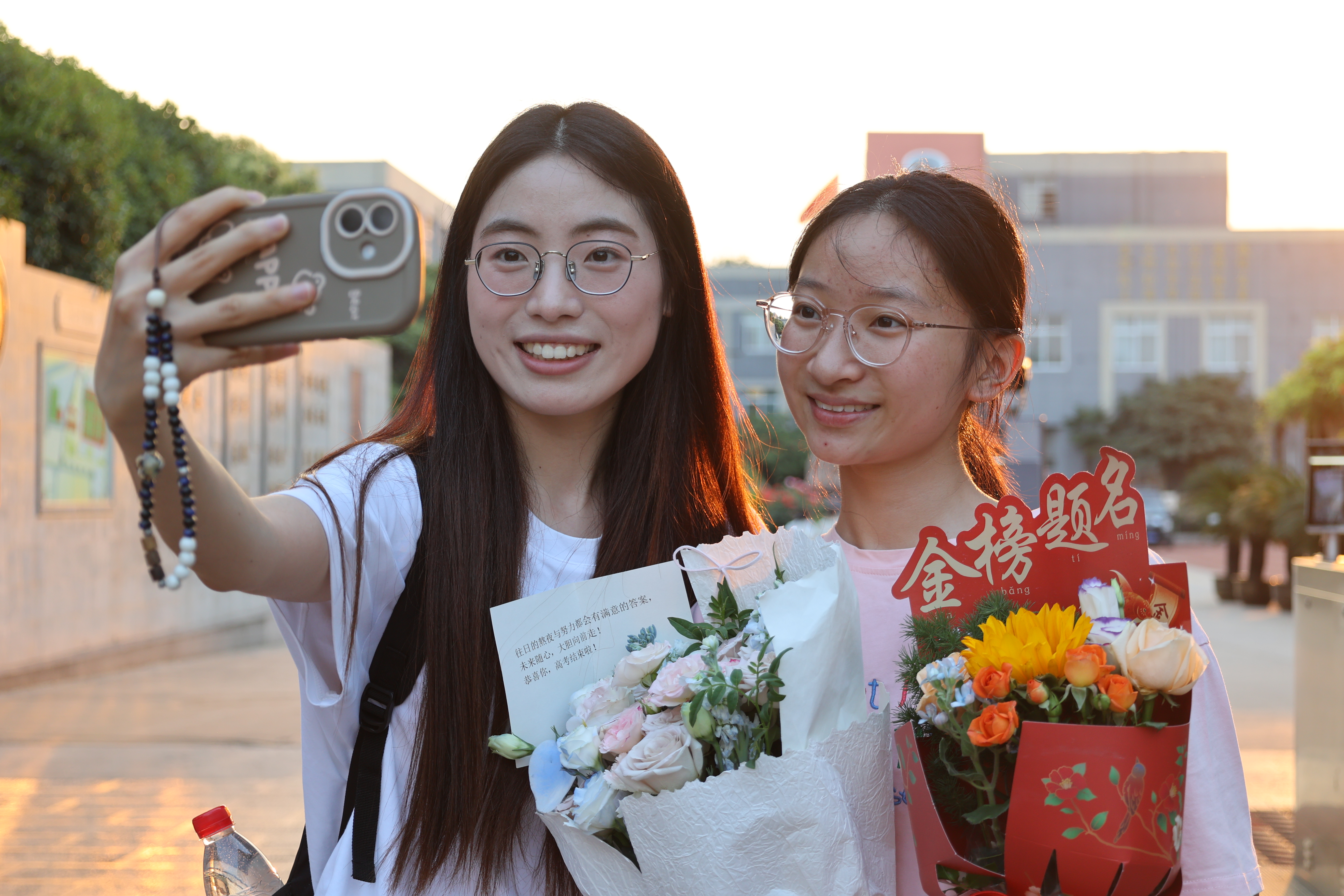 6月9日，随着最后一科考试结束，2026年高考正式收官。考生们走出考场与家人合影留念，记录这重要时刻。全媒体记者 石斐 摄