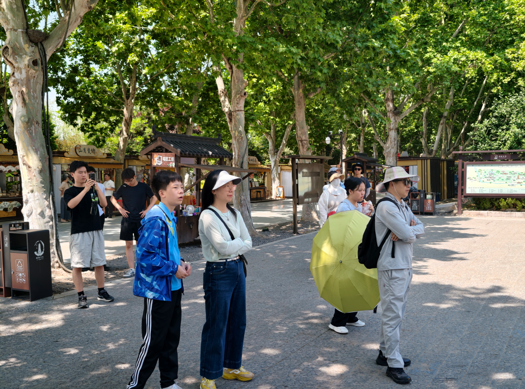 夏日已至，铁塔公园荷花盛开，游客赏花游园，成为城中纳凉赏荷好去处。全媒体记者 袁洋 摄
