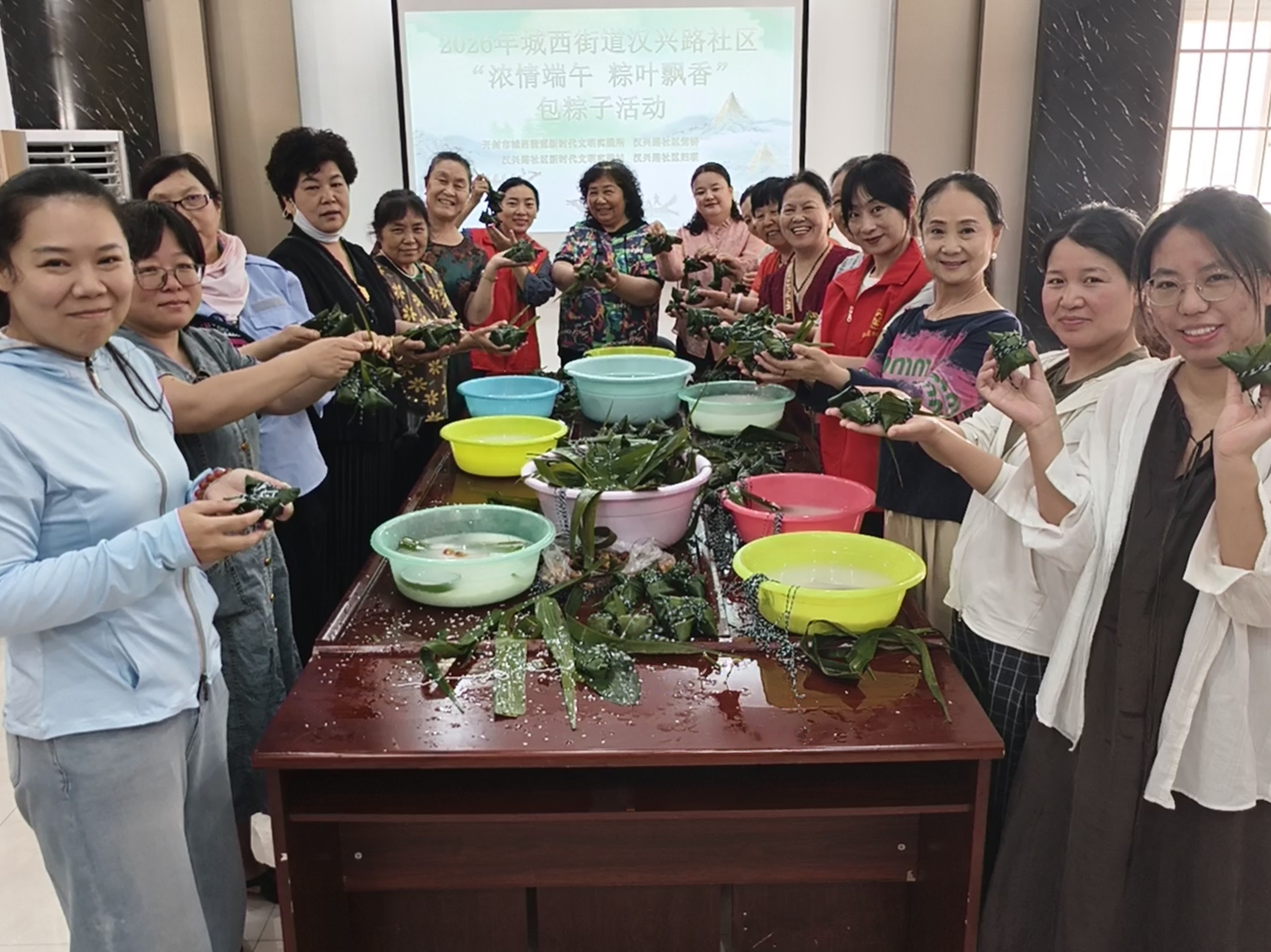 为传承中华优秀传统文化，增进邻里情感交流。6月11日，城西街道汉兴路社区党委组织开展“浓情端午 粽叶飘香”包粽子主题活动，折粽叶、填糯米、放馅料、裹扎线，现场氛围温馨热闹。全媒体记者 石斐 摄