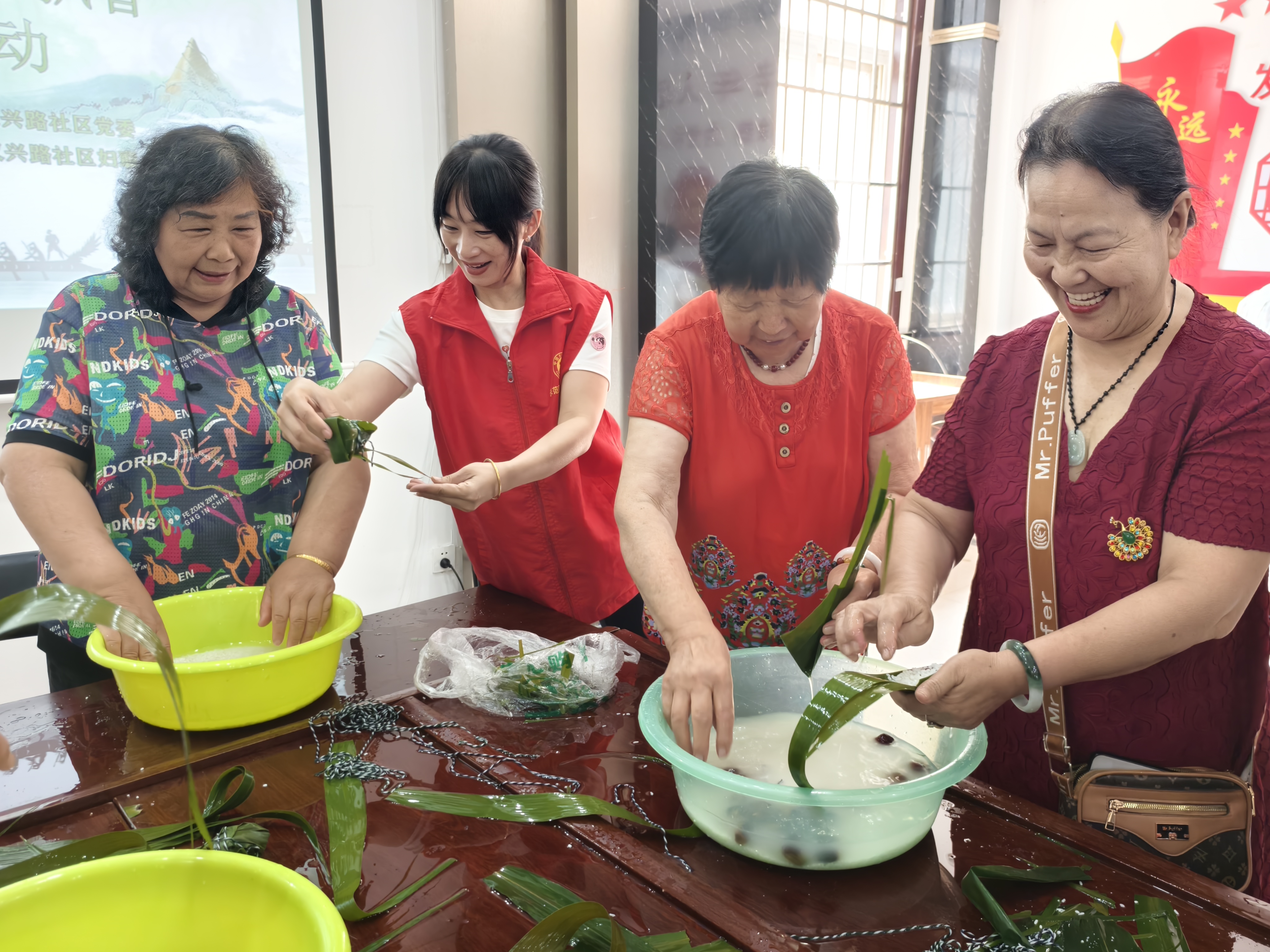 为传承中华优秀传统文化，增进邻里情感交流。6月11日，城西街道汉兴路社区党委组织开展“浓情端午 粽叶飘香”包粽子主题活动，折粽叶、填糯米、放馅料、裹扎线，现场氛围温馨热闹。全媒体记者 石斐摄
