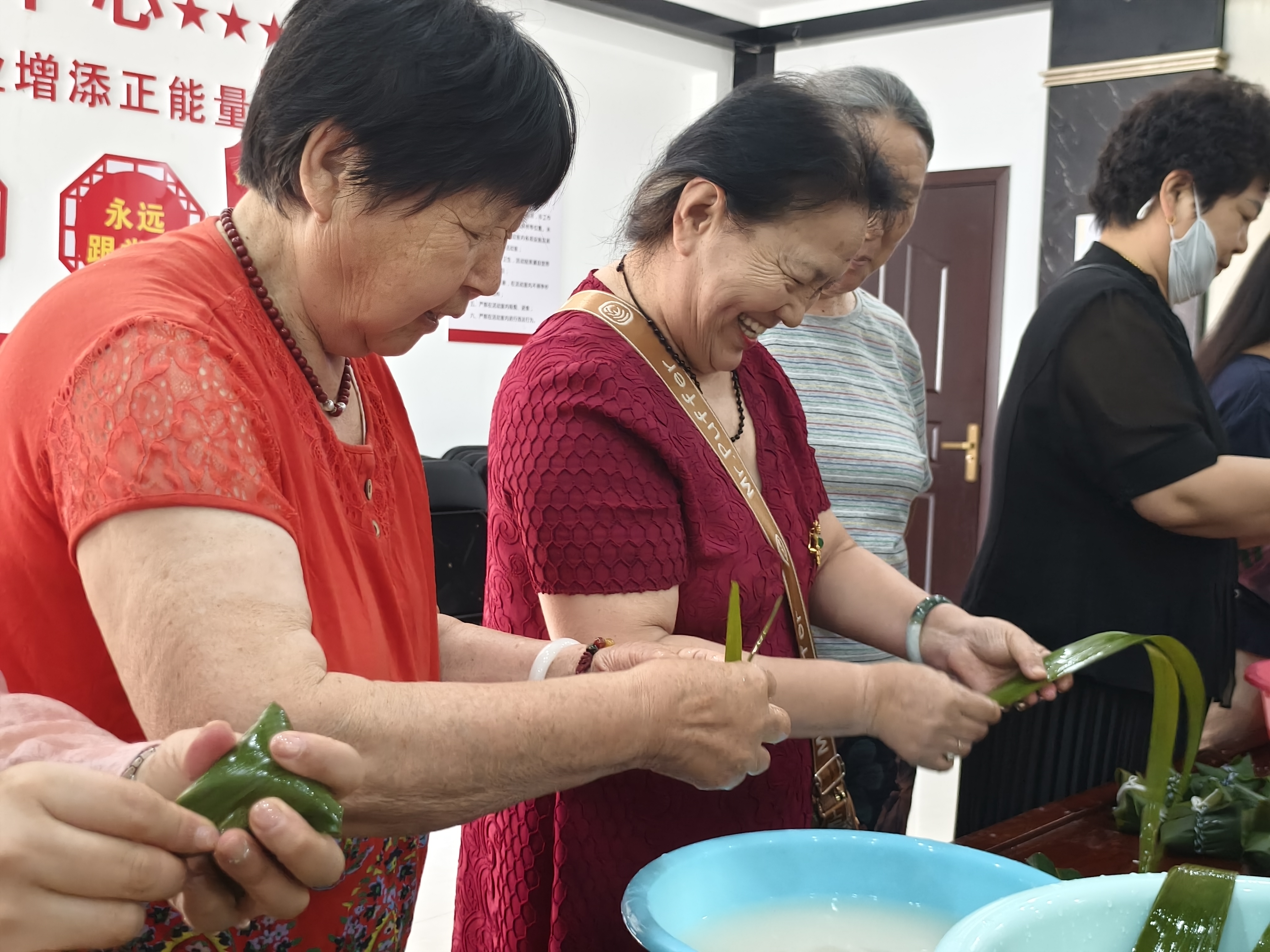 为传承中华优秀传统文化，增进邻里情感交流。6月11日，城西街道汉兴路社区党委组织开展“浓情端午 粽叶飘香”包粽子主题活动，折粽叶、填糯米、放馅料、裹扎线，现场氛围温馨热闹。全媒体记者 石斐摄