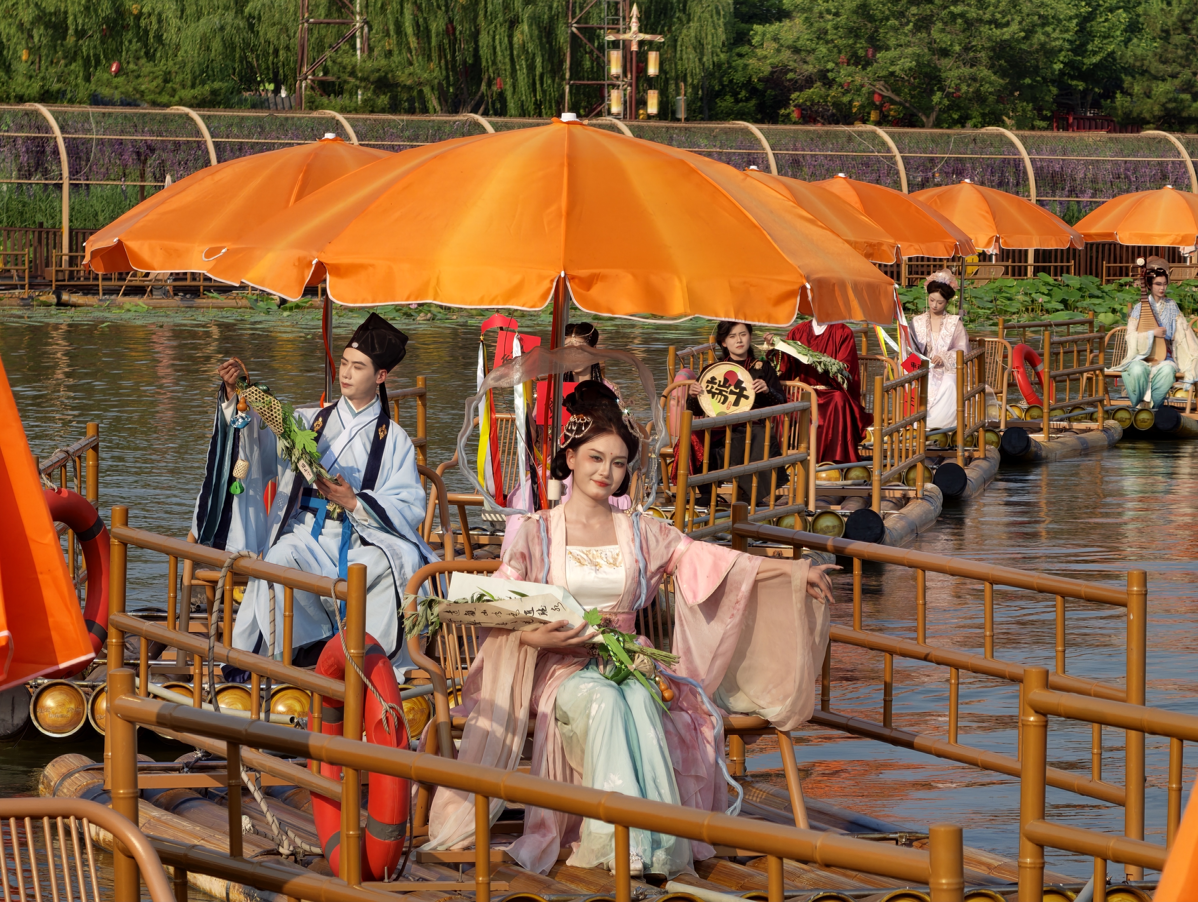 6月14日，大宋御河碧波荡漾，不少游客乘坐游船泛舟河面，赏两岸古城风光。  全媒体记者  袁洋  摄