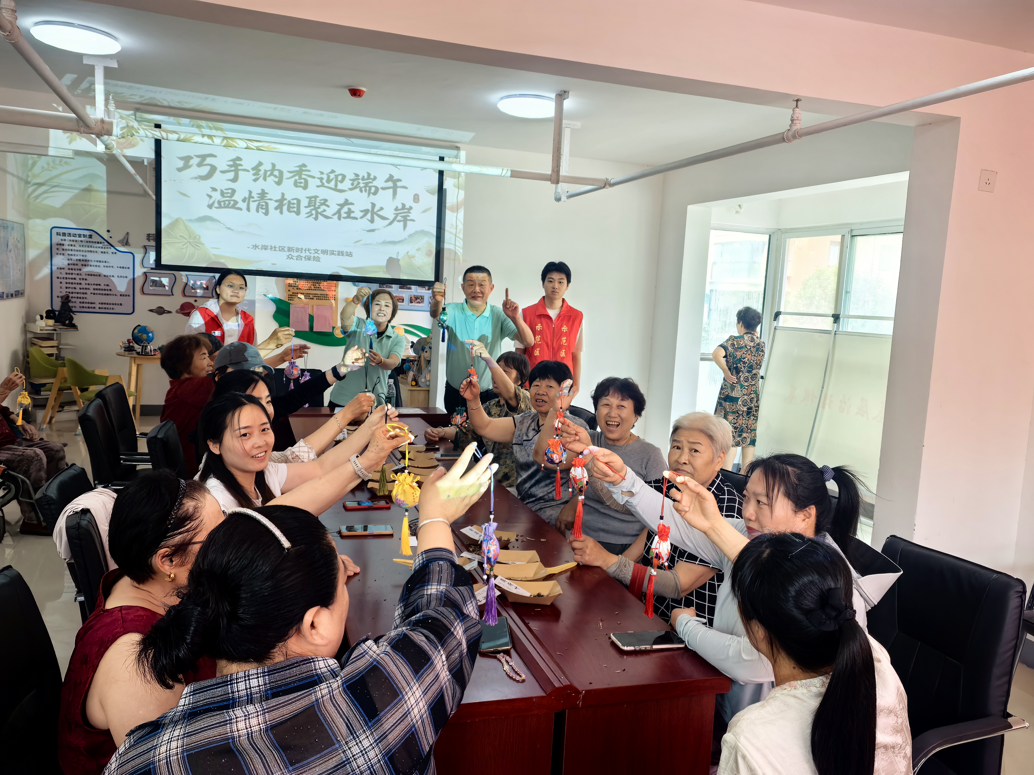 6月17日，水岸社区新时代文明实践站联合共建单位开展“巧手纳香迎端午·温情相聚在水岸”活动。活动融合手工、美食与传统文化于一体，拉近邻里情谊，营造温馨祥和的节日氛围。全媒体记者 姜菡 摄
