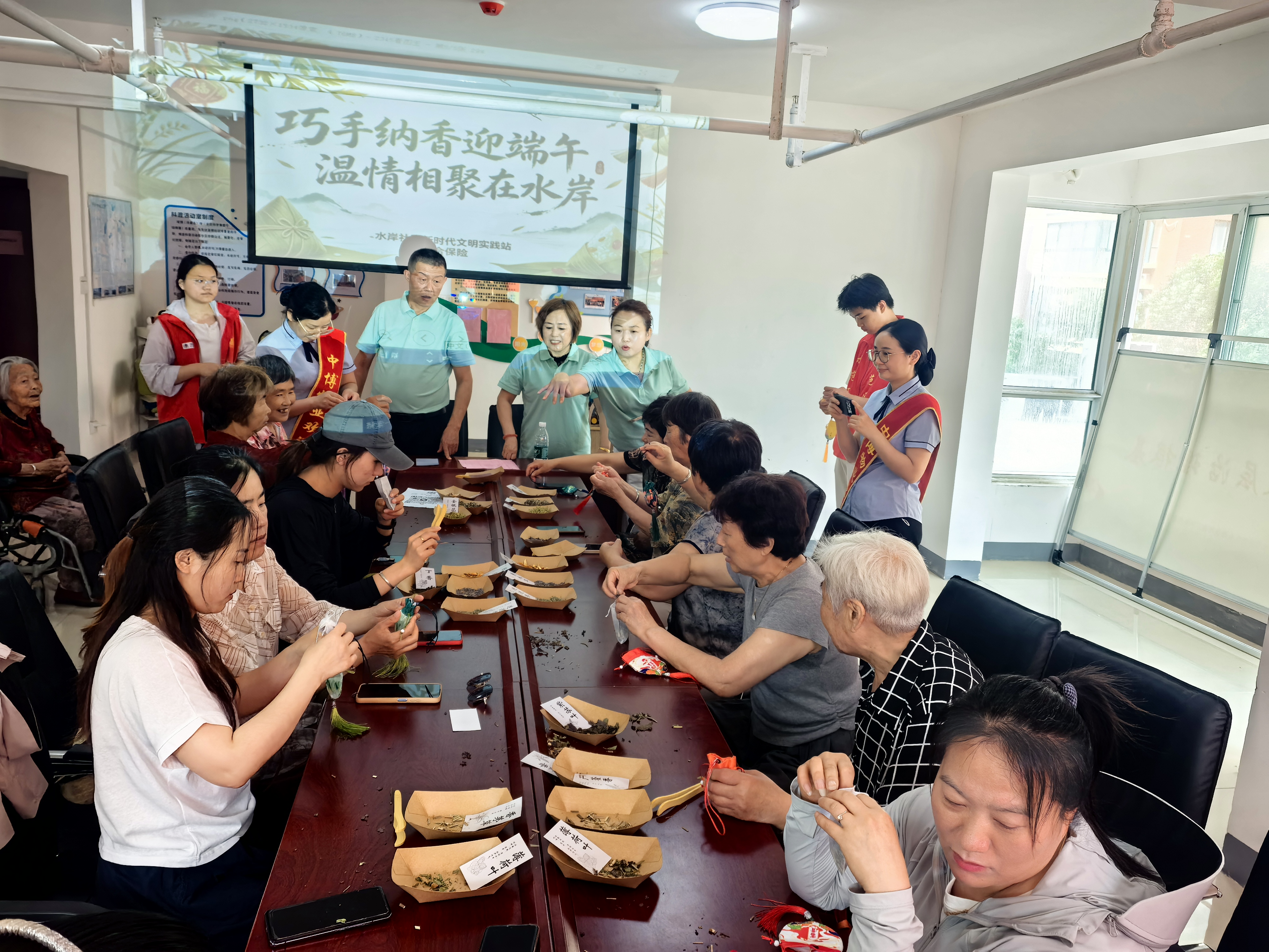 6月17日，水岸社区新时代文明实践站联合共建单位开展“巧手纳香迎端午·温情相聚在水岸”活动。活动融合手工、美食与传统文化于一体，拉近邻里情谊，营造温馨祥和的节日氛围。全媒体记者 姜菡 摄