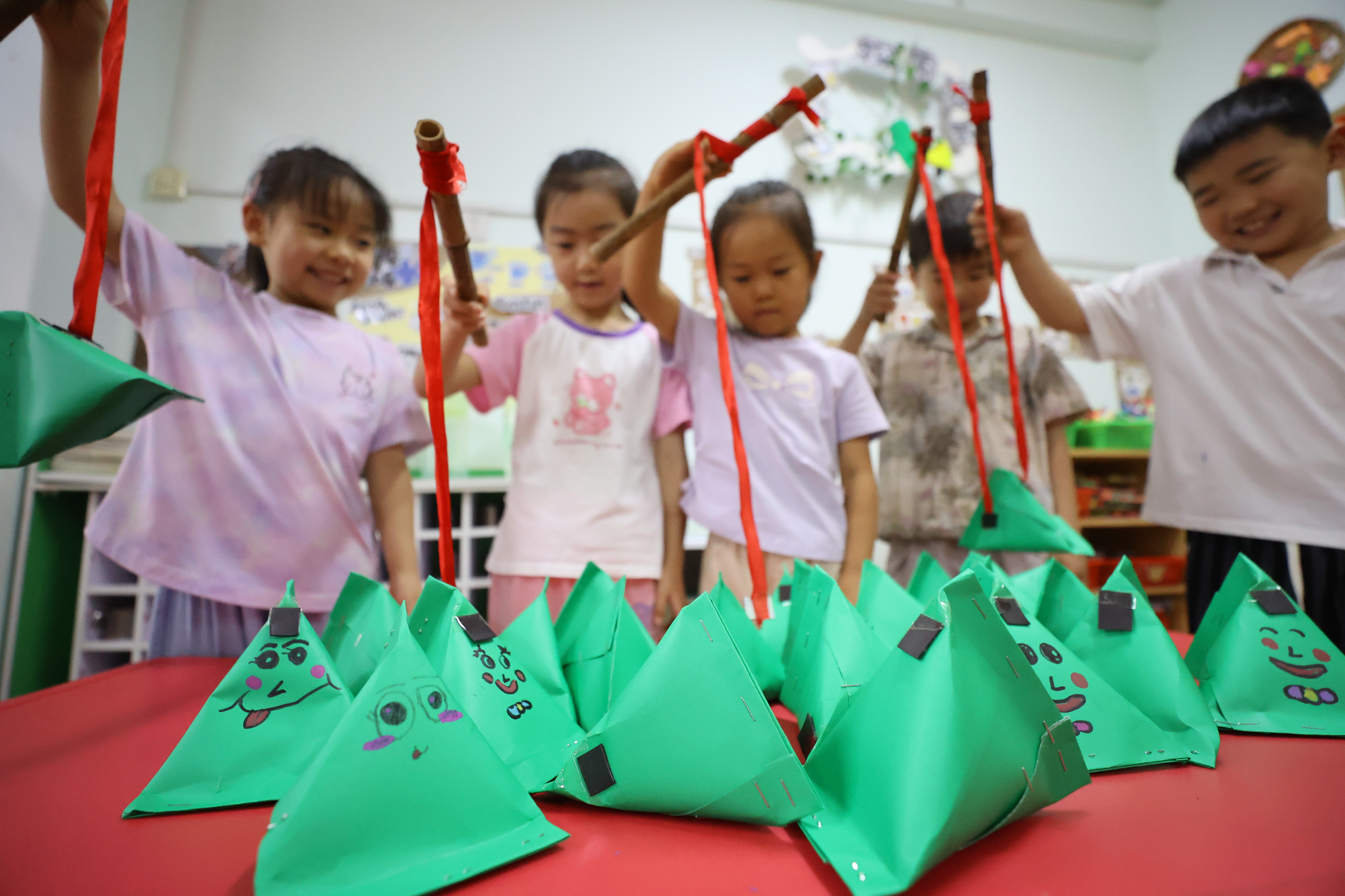 6月18日，新街口幼儿园的老师带领孩子们开展剪纸、制作艾草花束、系彩绳等丰富多彩的端午节活动，让孩子们在愉快的氛围中感受传统文化的魅力。全媒体记者 石斐摄