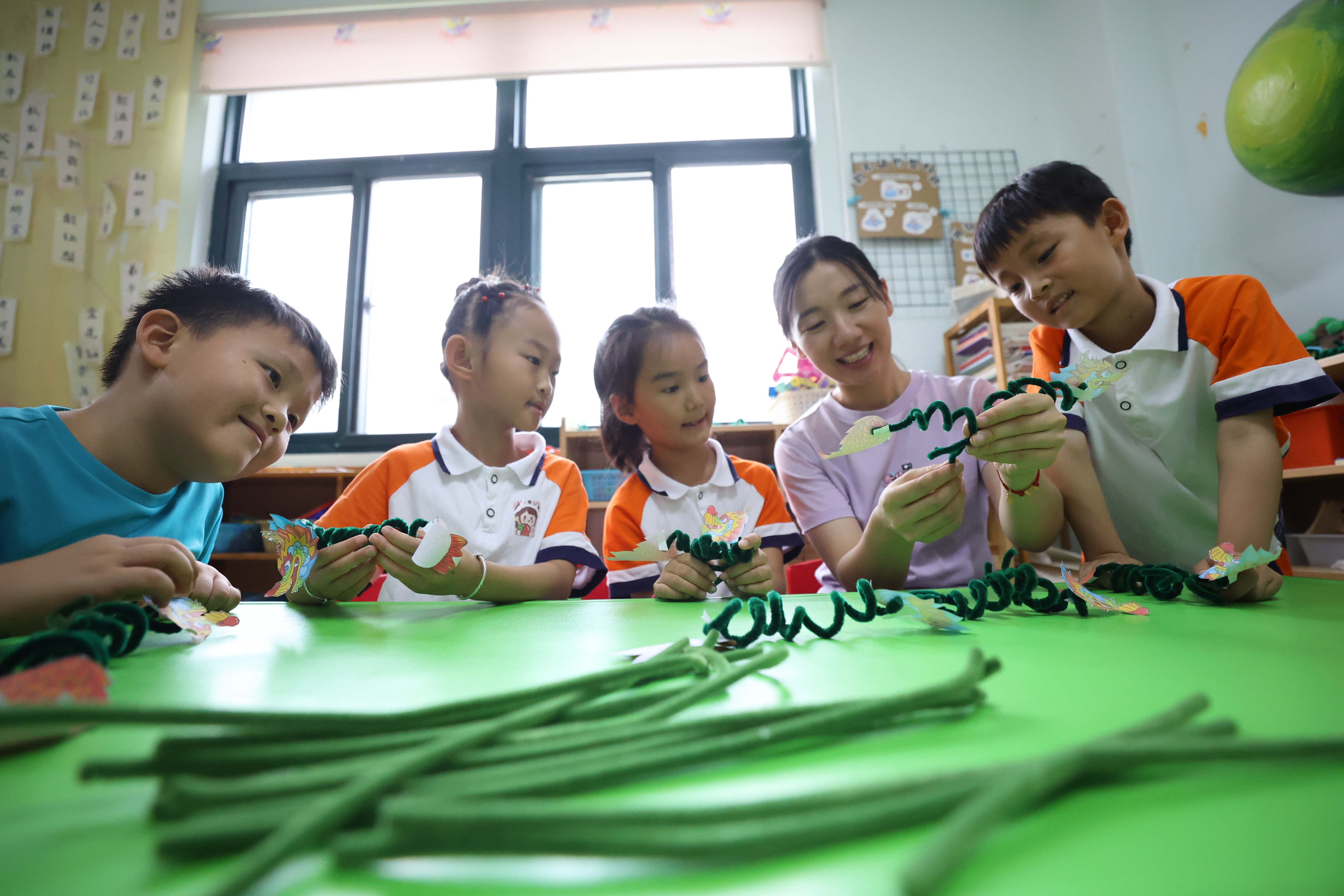 6月18日，新街口幼儿园的老师带领孩子们开展剪纸、制作艾草花束、系彩绳等丰富多彩的端午节活动，让孩子们在愉快的氛围中感受传统文化的魅力。全媒体记者 石斐摄