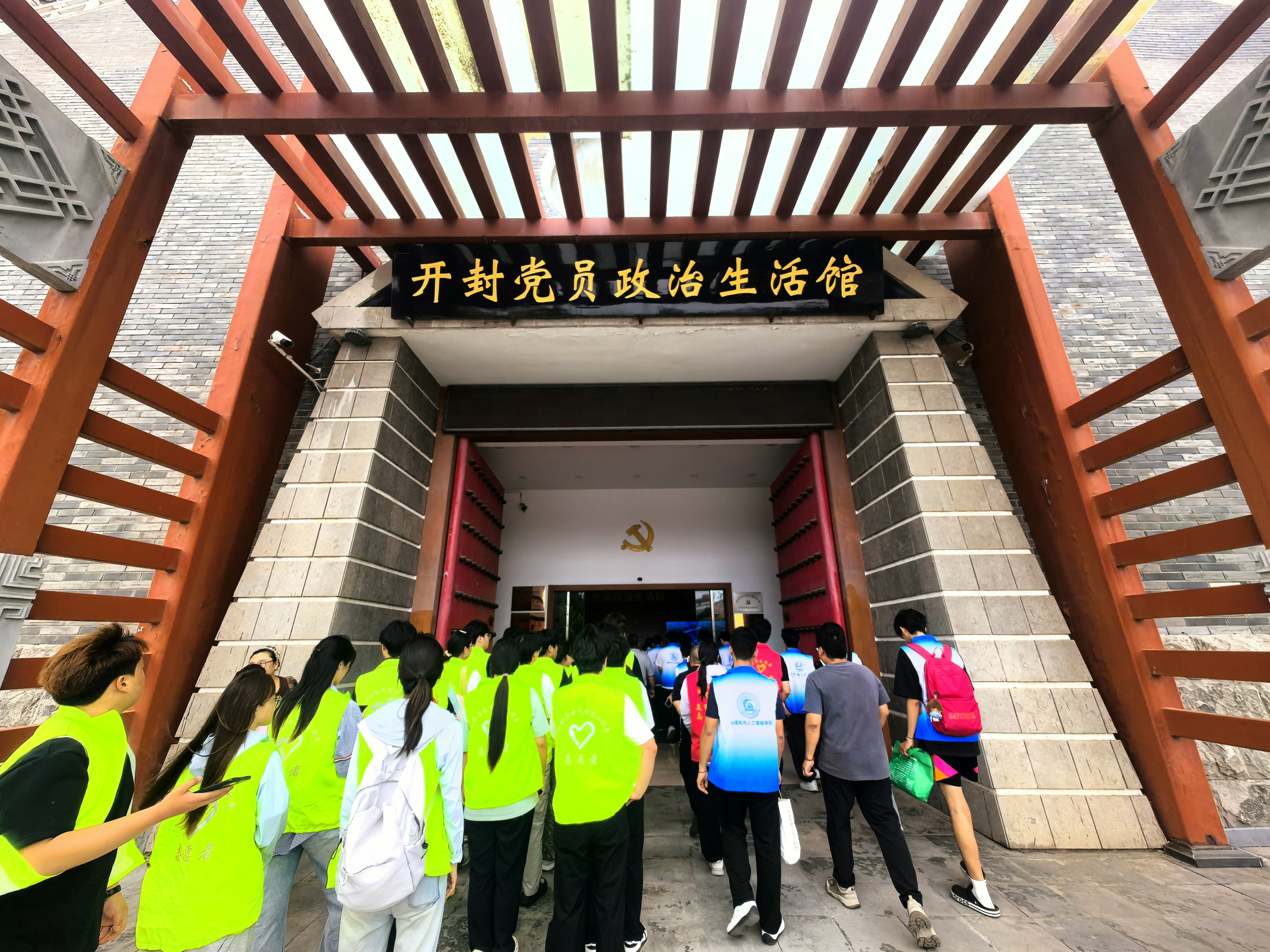 6月18日下午，金明池街道团工委、水岸社区党委联合开展主题党日活动，组织商丘学院学生、辖区党员及大学生志愿者走进开封党员政治生活馆，接受沉浸式党性教育与廉洁文化洗礼。   全媒体记者 姜菡 摄