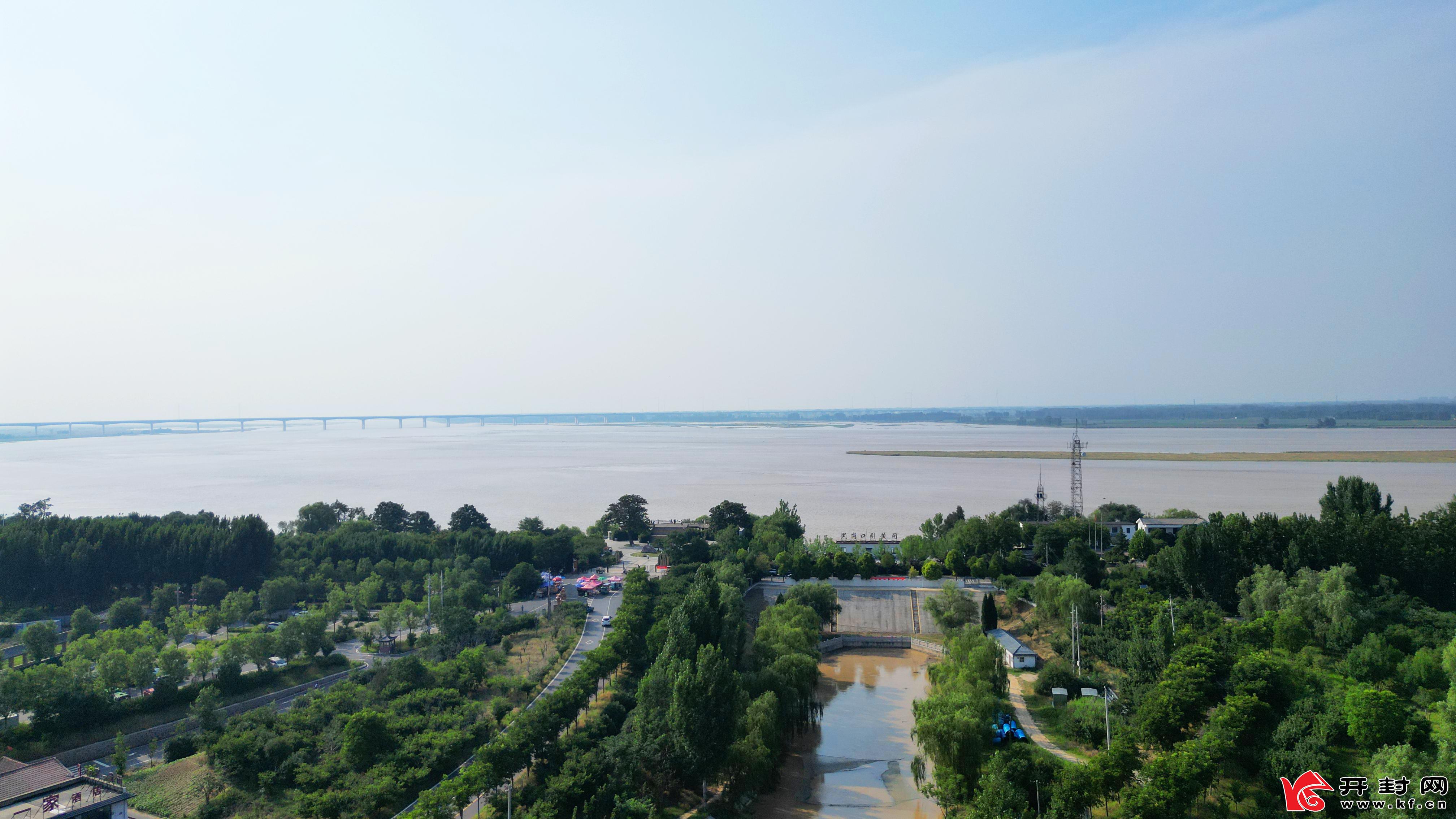 大河汤汤，奔涌不息。日前，黄河调水调沙进入关键阶段，开封黄河黑岗口段河面骤然变宽，滔滔洪流穿境而过，浪涛跌宕、水势浩荡。一眼望去，长河辽阔无垠，气势磅礴，这是独属于黄河的雄浑浪漫，是中原大地最动人的山河盛景。（通讯员 贾金鹏）