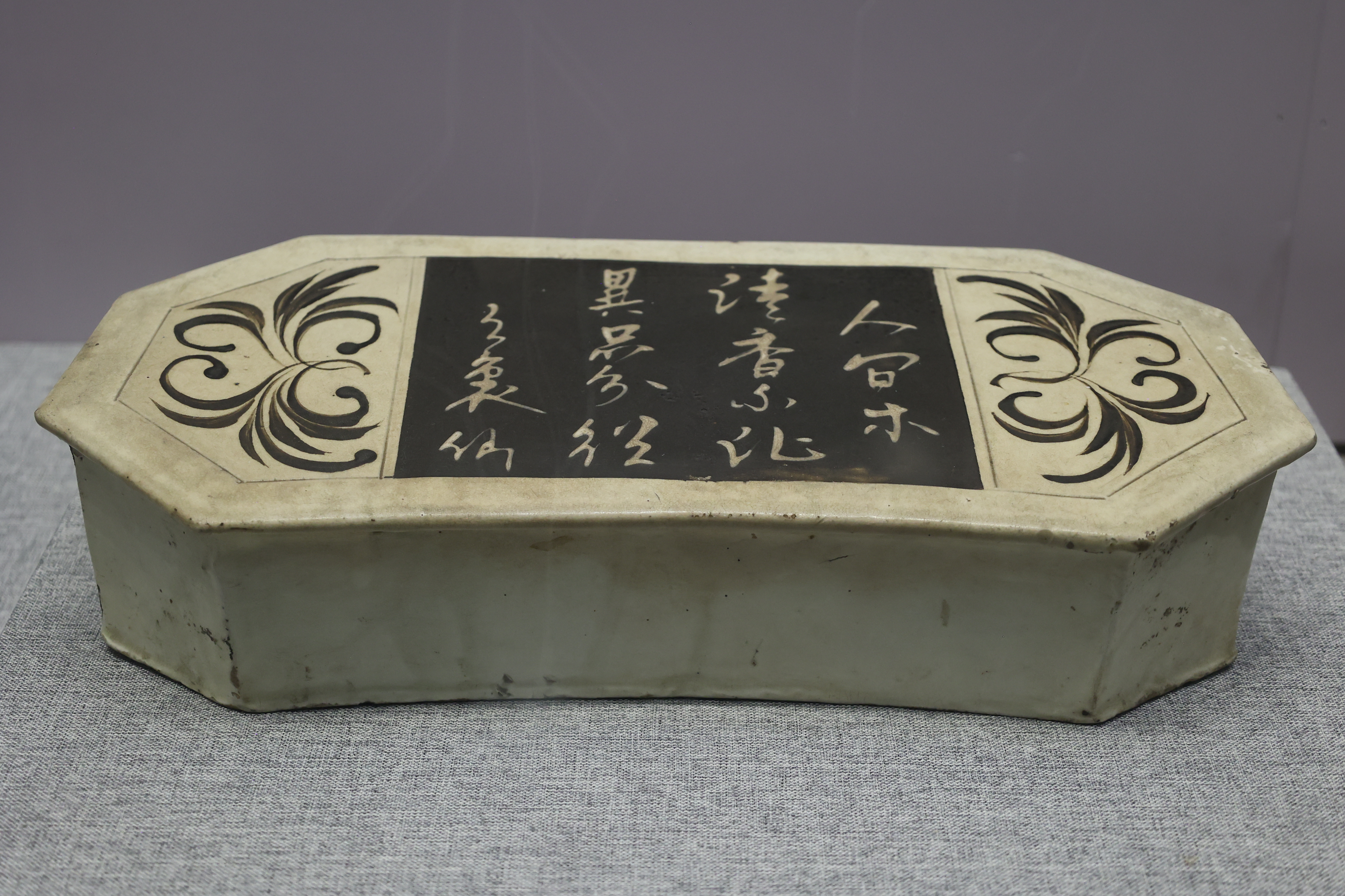 “开封有个包青天——包拯和他的时代”特展正在开封市博物馆展出，本次展览集中展出了河南博物院、安徽博物院等全国12家文博机构的108件（套）宋代珍贵文物。全媒体记者 袁洋 摄 