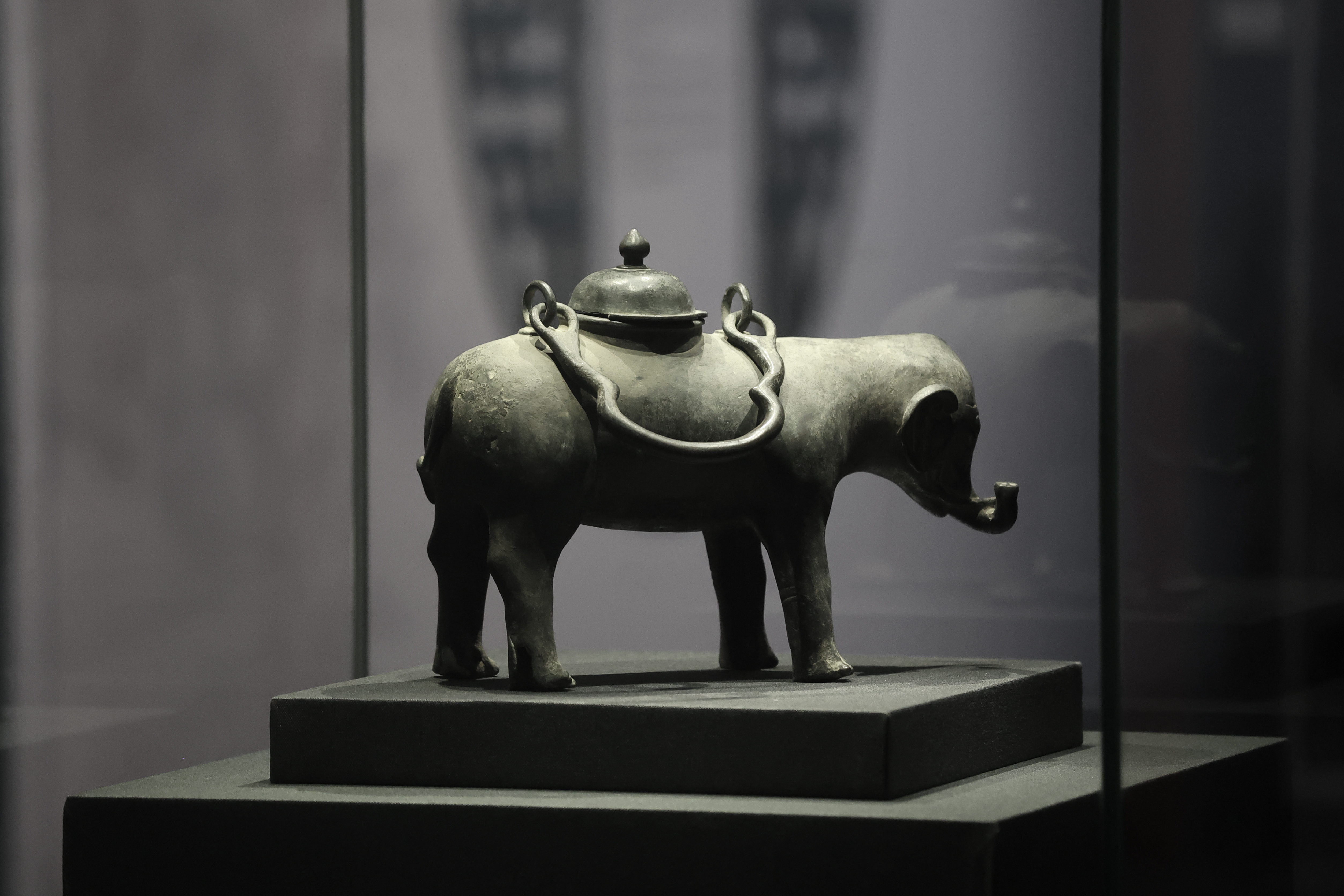 “开封有个包青天——包拯和他的时代”特展正在开封市博物馆展出，本次展览集中展出了河南博物院、安徽博物院等全国12家文博机构的108件（套）宋代珍贵文物。全媒体记者 袁洋 摄 