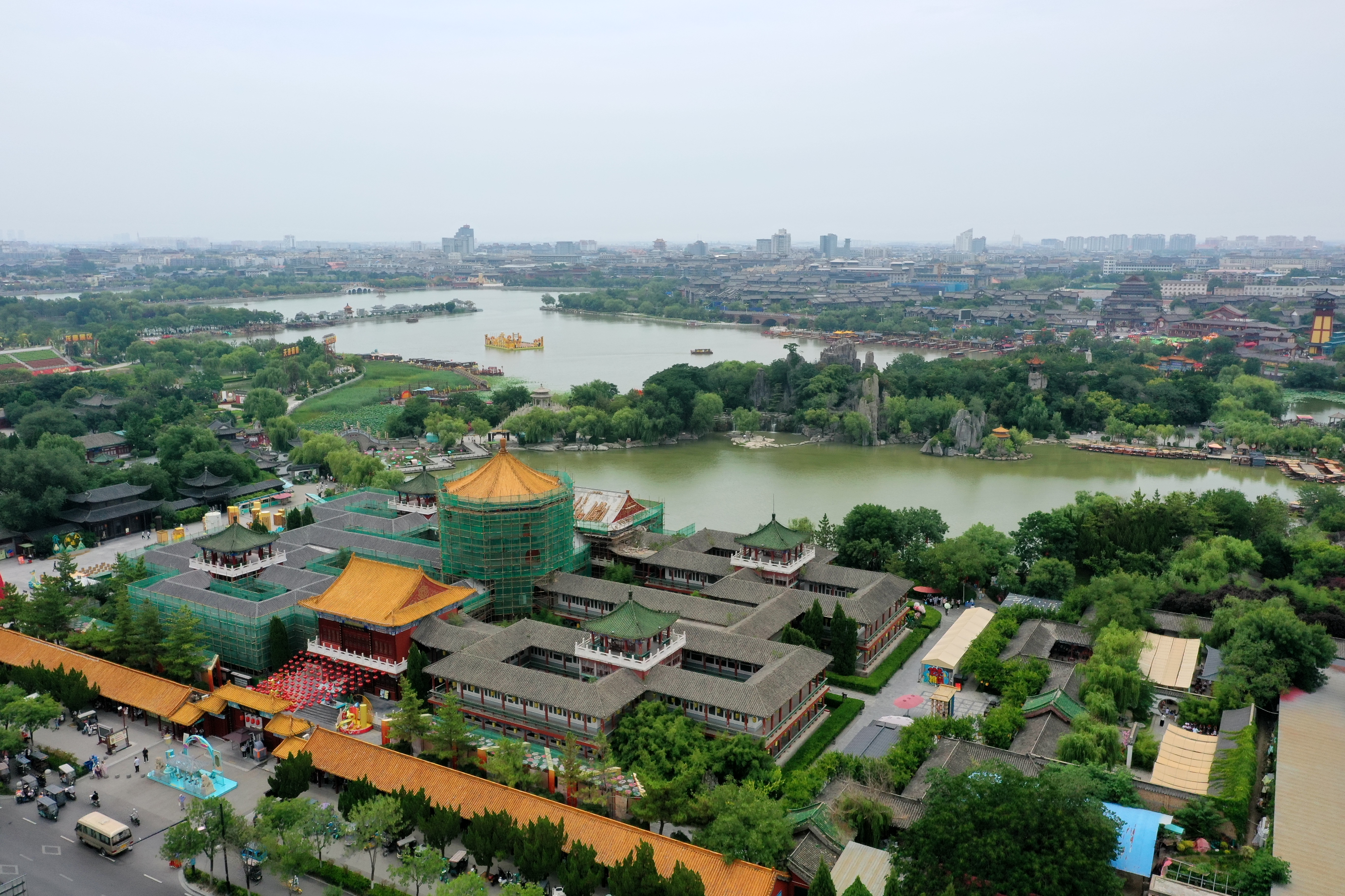 夏日的古城，荷花清雅、花木青翠，与古建筑相映成趣，为古城的夏日增添无限活力。全媒体记者 石斐7月2日摄