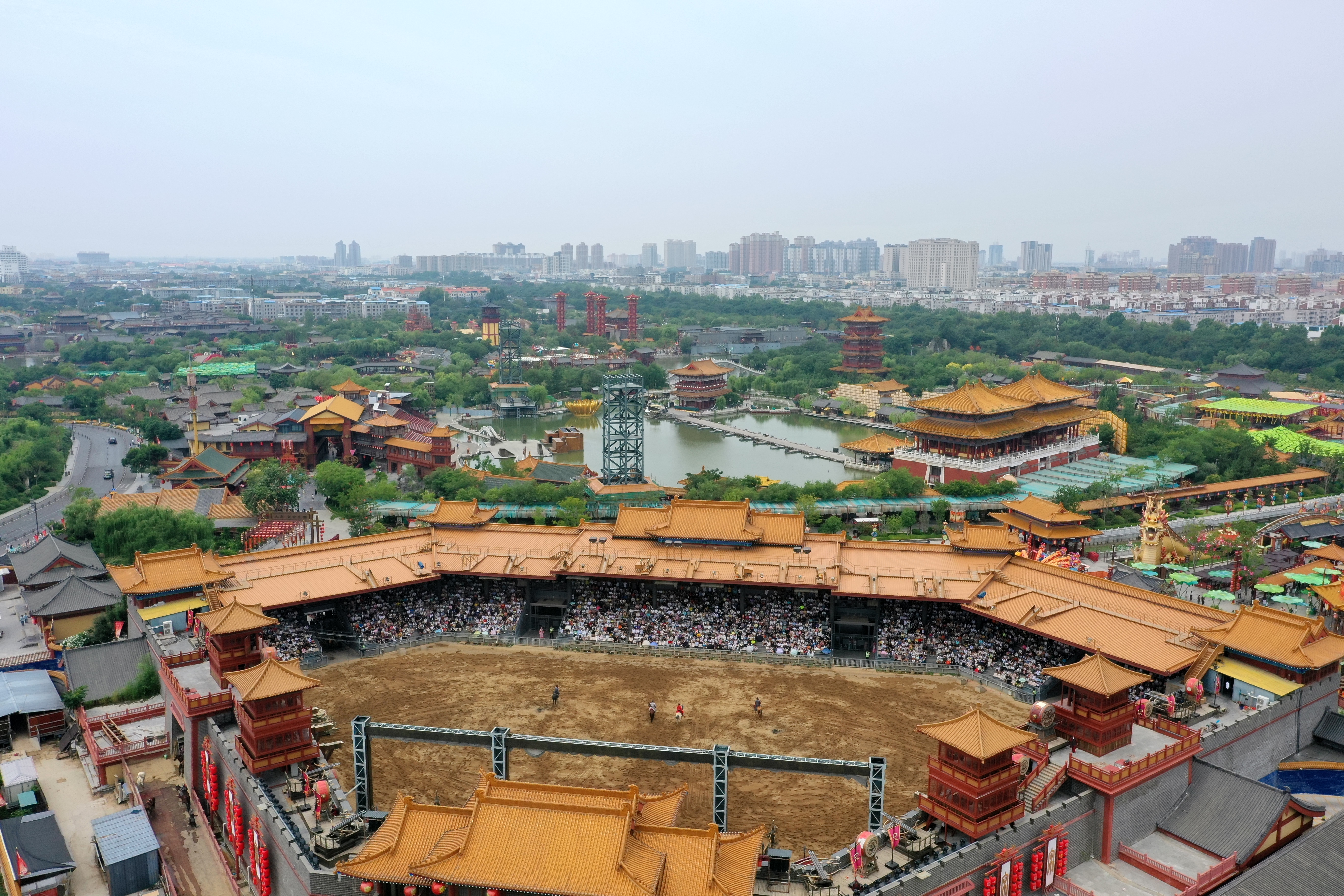 夏日的古城，荷花清雅、花木青翠，与古建筑相映成趣，为古城的夏日增添无限活力。全媒体记者 石斐7月2日摄