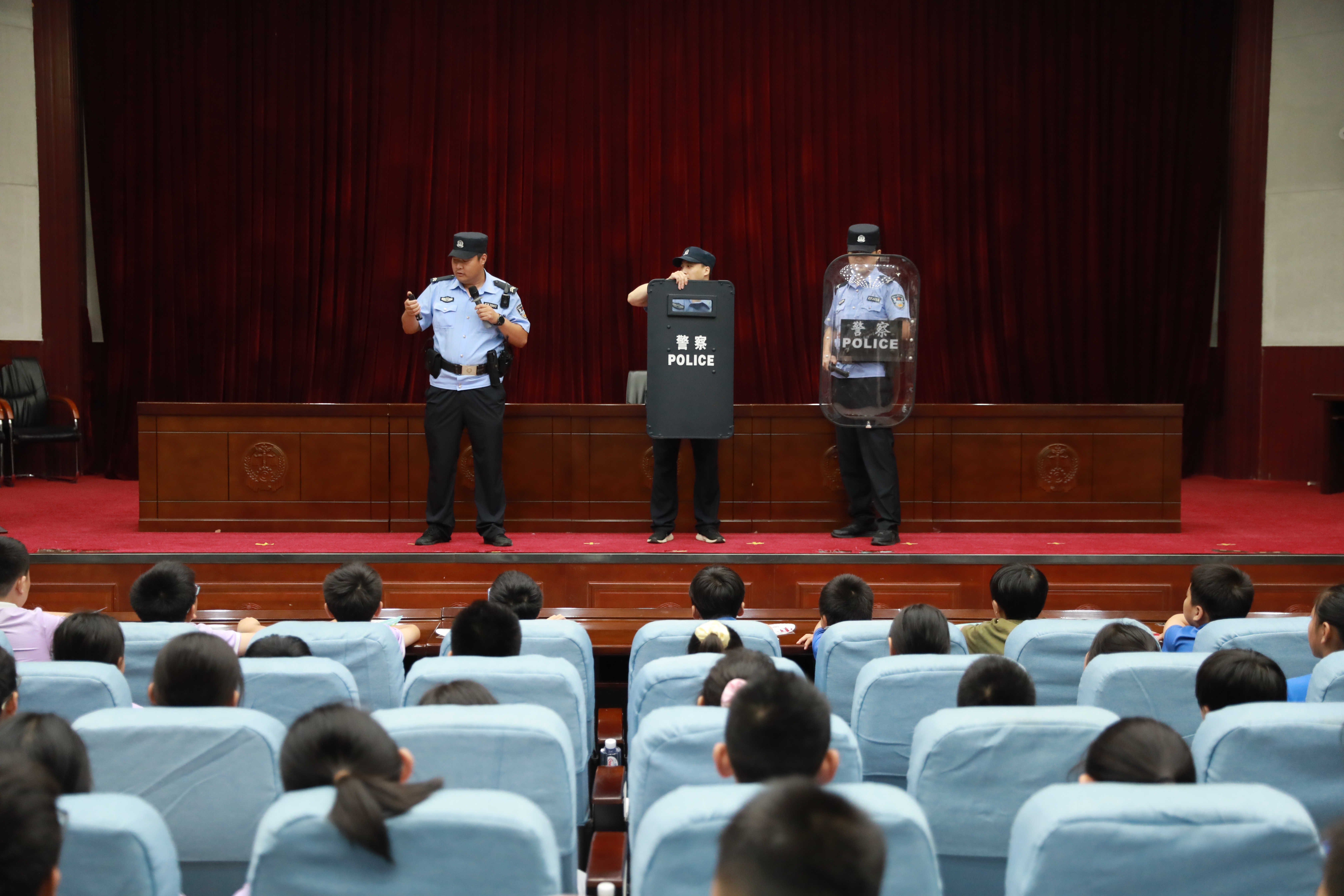 7月3日，金明池街道水岸社区联合开封市中级人民法院开展“走进法院知敬畏 少年学法正言行”主题活动。辖区内50余名小学生走进法院，沉浸式体验法庭流程，近距离观摩司法装备，在实景课堂中树立法治观念，筑牢青少年法治安全防线。全媒体记者 姜菡 摄