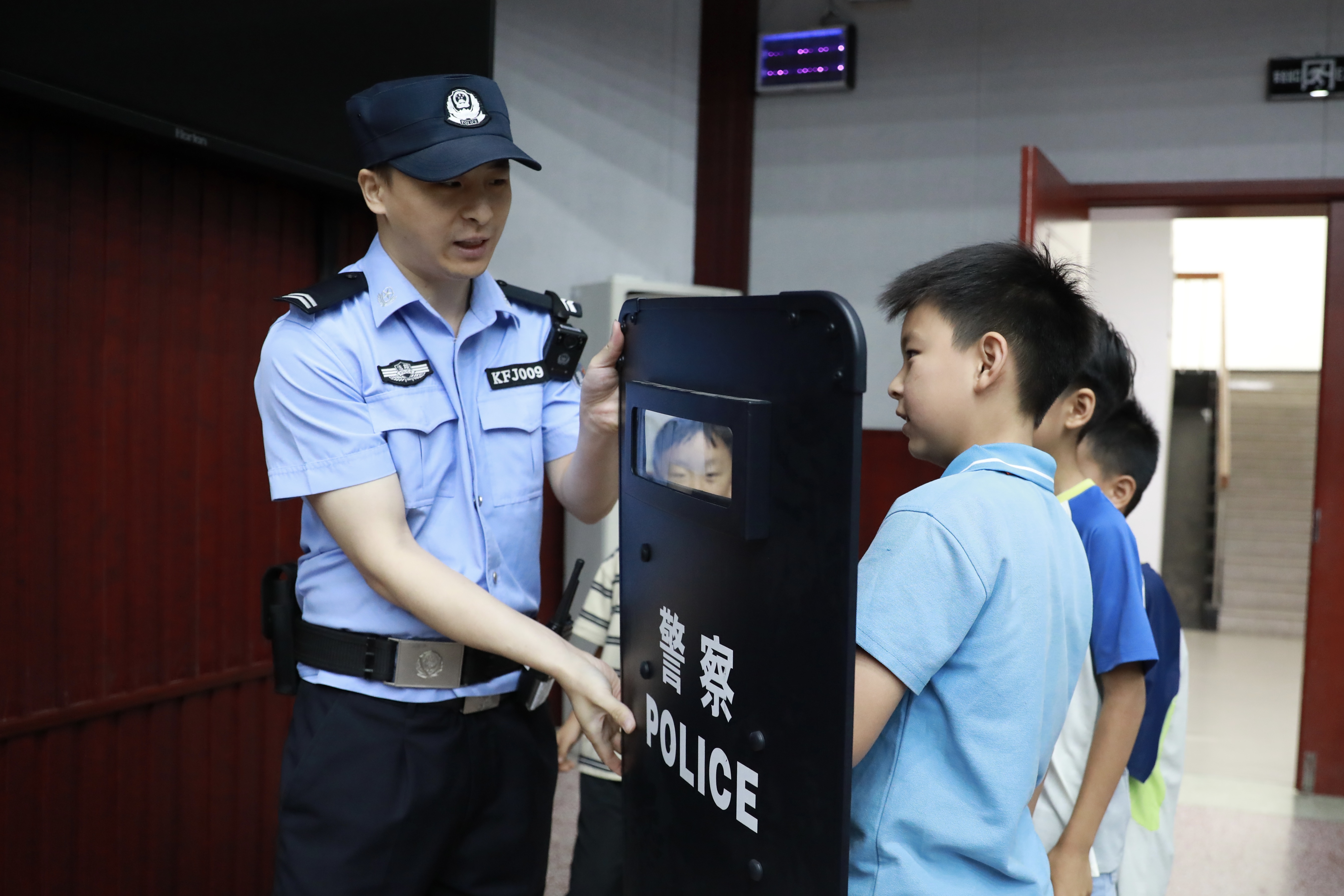 7月3日，金明池街道水岸社区联合开封市中级人民法院开展“走进法院知敬畏 少年学法正言行”主题活动。辖区内50余名小学生走进法院，沉浸式体验法庭流程，近距离观摩司法装备，在实景课堂中树立法治观念，筑牢青少年法治安全防线。全媒体记者 姜菡 摄