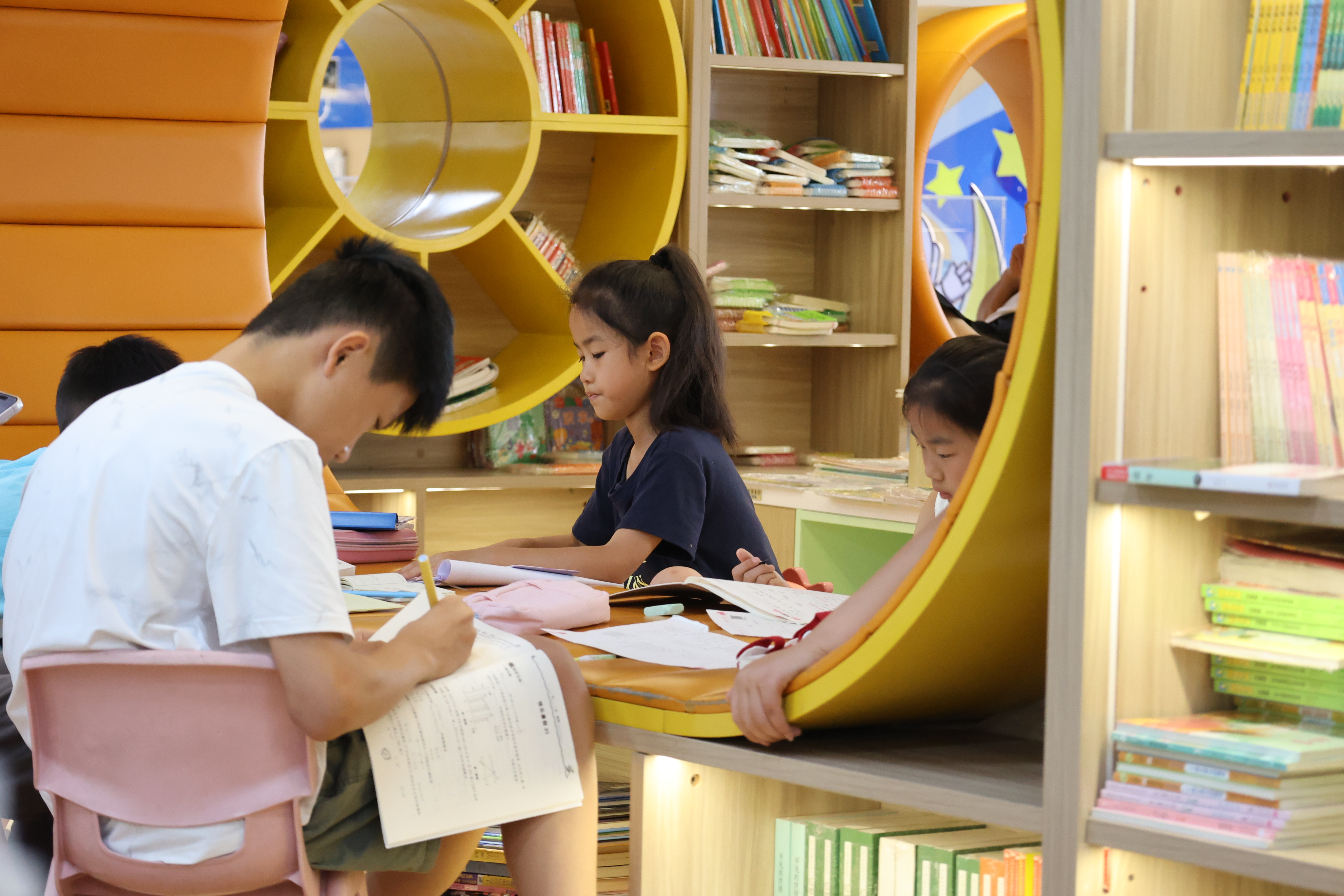 7月6日，暑假期间，不少市民带着孩子到书店选购、品读书籍，沉浸式享受阅读时光。全媒体记者 石斐 摄