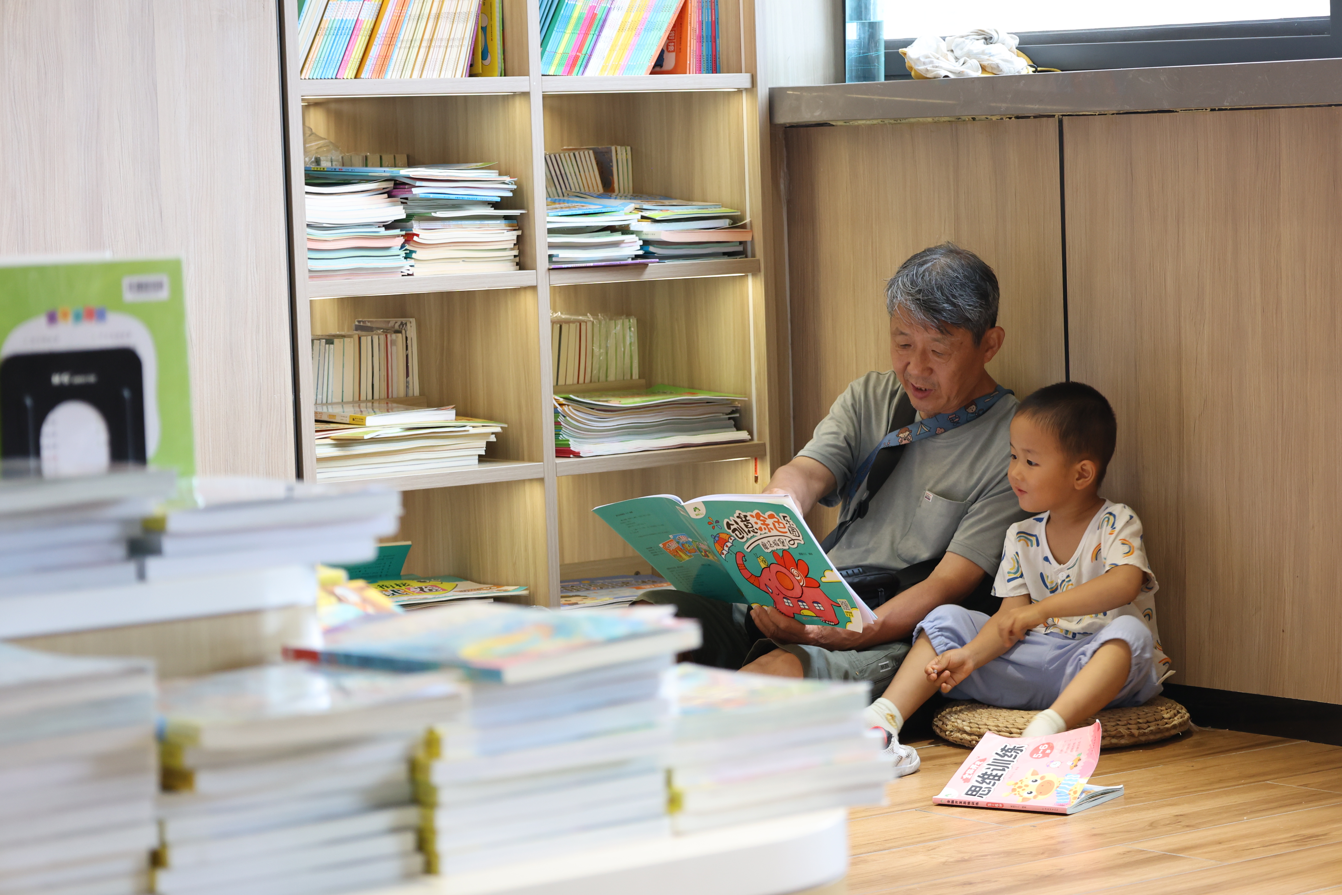 7月6日，暑假期间，不少市民带着孩子到书店选购、品读书籍，沉浸式享受阅读时光。全媒体记者 石斐 摄