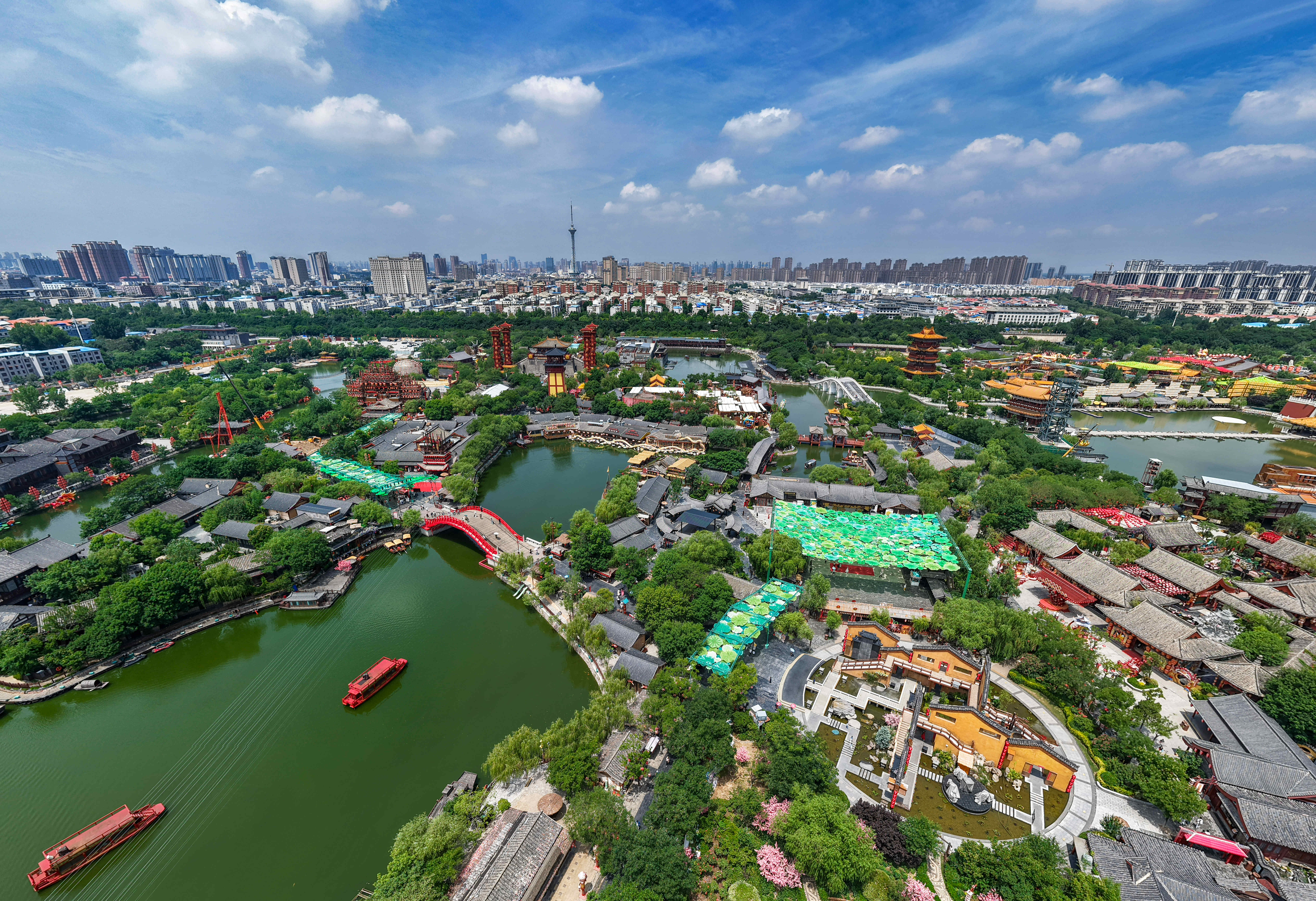 开封素有北方水城之名，从空中俯瞰，汴河串联起全城湖泊，两岸垂柳依依，亭台水榭临水而立；入夜华灯齐亮，两岸飞檐挂满红灯，光影碎在粼粼碧波里。全媒体记者 袁洋 摄