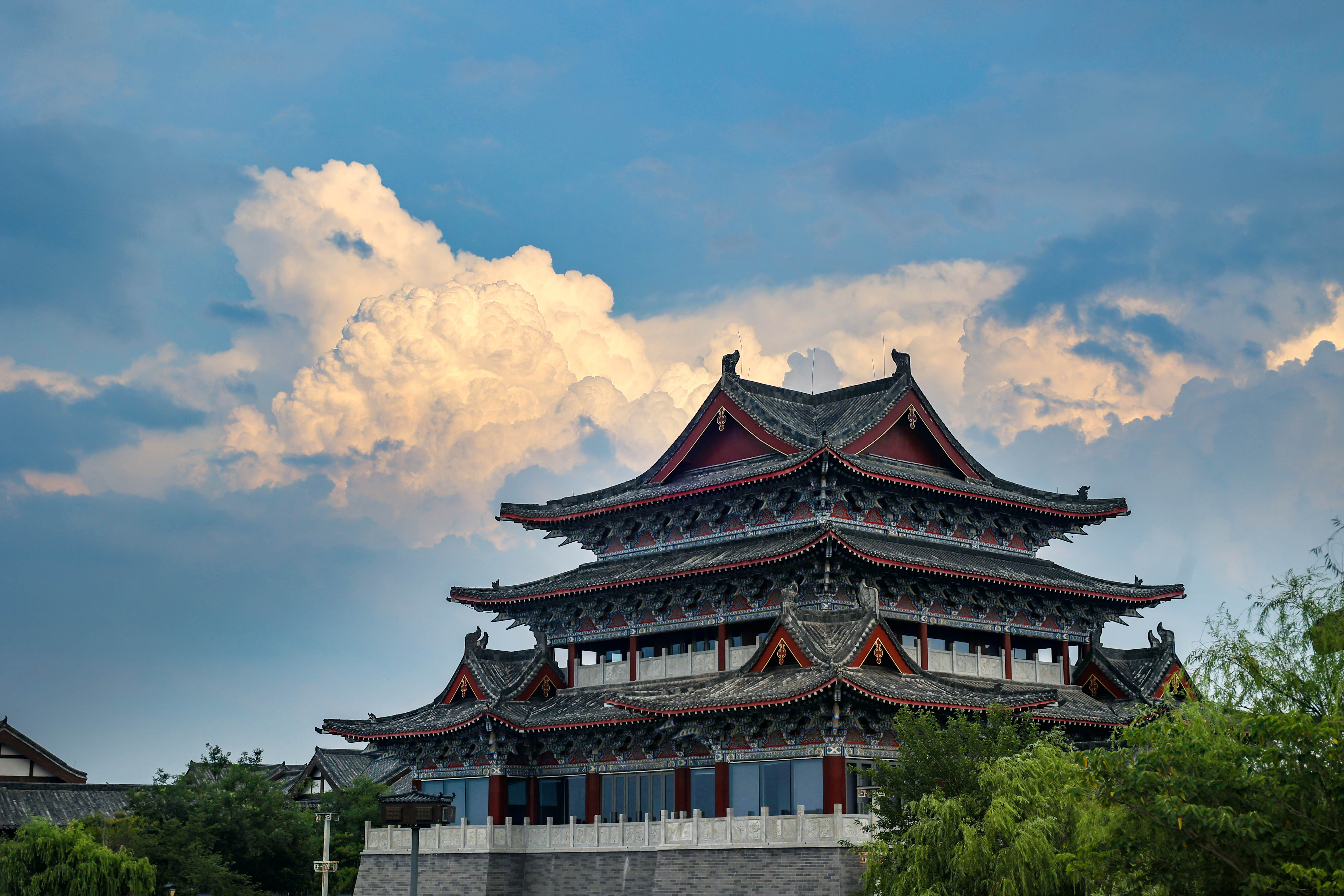 开封素有北方水城之名，从空中俯瞰，汴河串联起全城湖泊，两岸垂柳依依，亭台水榭临水而立；入夜华灯齐亮，两岸飞檐挂满红灯，光影碎在粼粼碧波里。全媒体记者 袁洋 摄