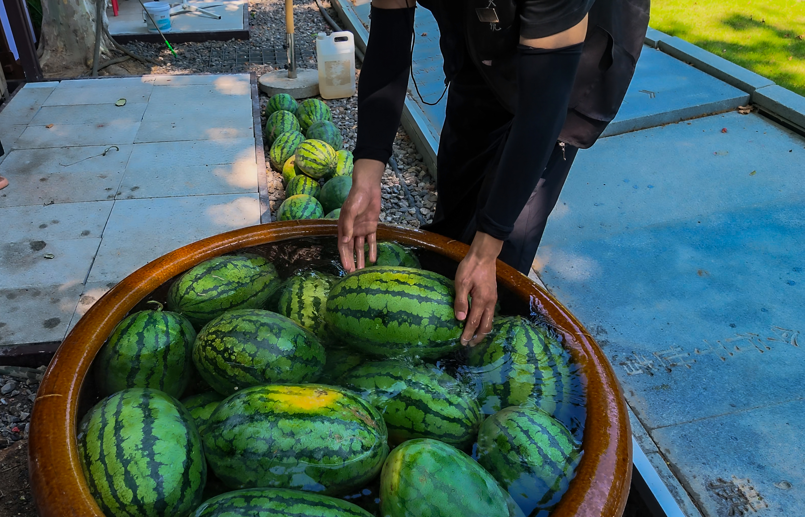 盛夏时节，铁塔景区为游客推出降温送清凉的举措，游客在景区品尝到清甜的汴梁西瓜同时，在欢声笑语中驱散酷暑，景区将真诚待客刻进每一处细节里。全媒体记者 袁洋 摄
