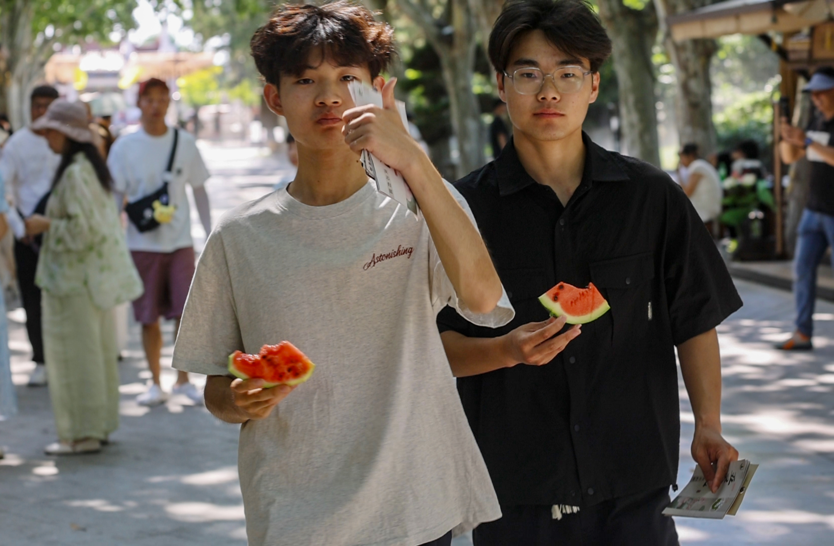 盛夏时节，开封铁塔公园荷风送爽、绿意盎然。景区推出夏日特色活动，游客们踊跃参与，大口品尝清甜汴梁西瓜，在欢声笑语中驱散酷暑，古韵风光与市井清凉相融，解锁古城夏日独有的惬意体验。全媒体记者 袁洋 摄